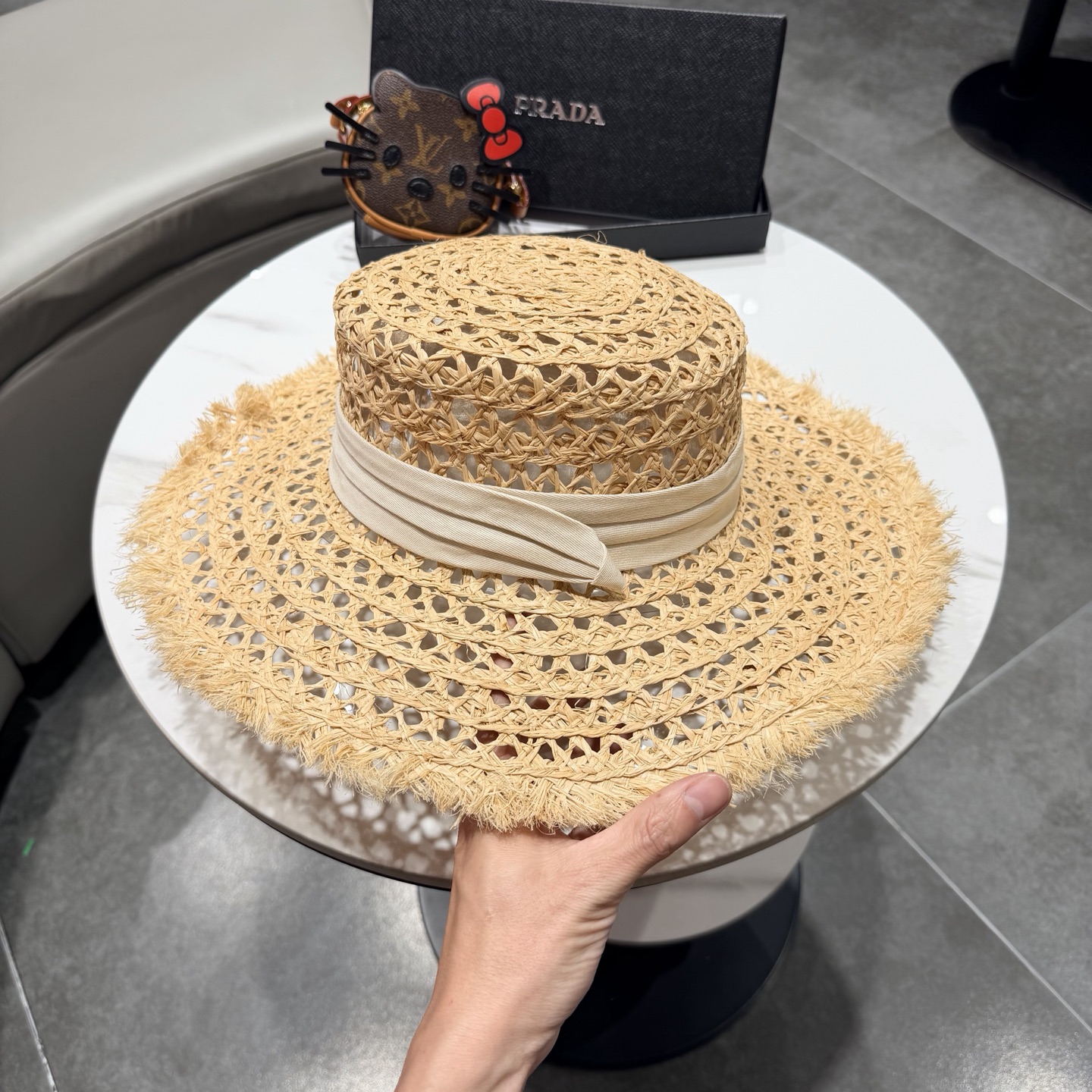 普拉达Prada新款草帽女夏天然拉菲草法式平顶遮阳帽度假大檐防晒镂空太阳帽子