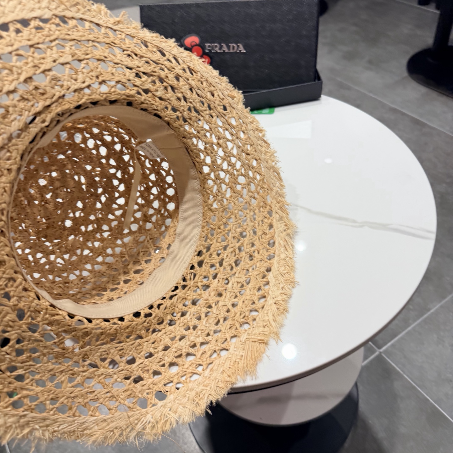 普拉达Prada新款草帽女夏天然拉菲草法式平顶遮阳帽度假大檐防晒镂空太阳帽子