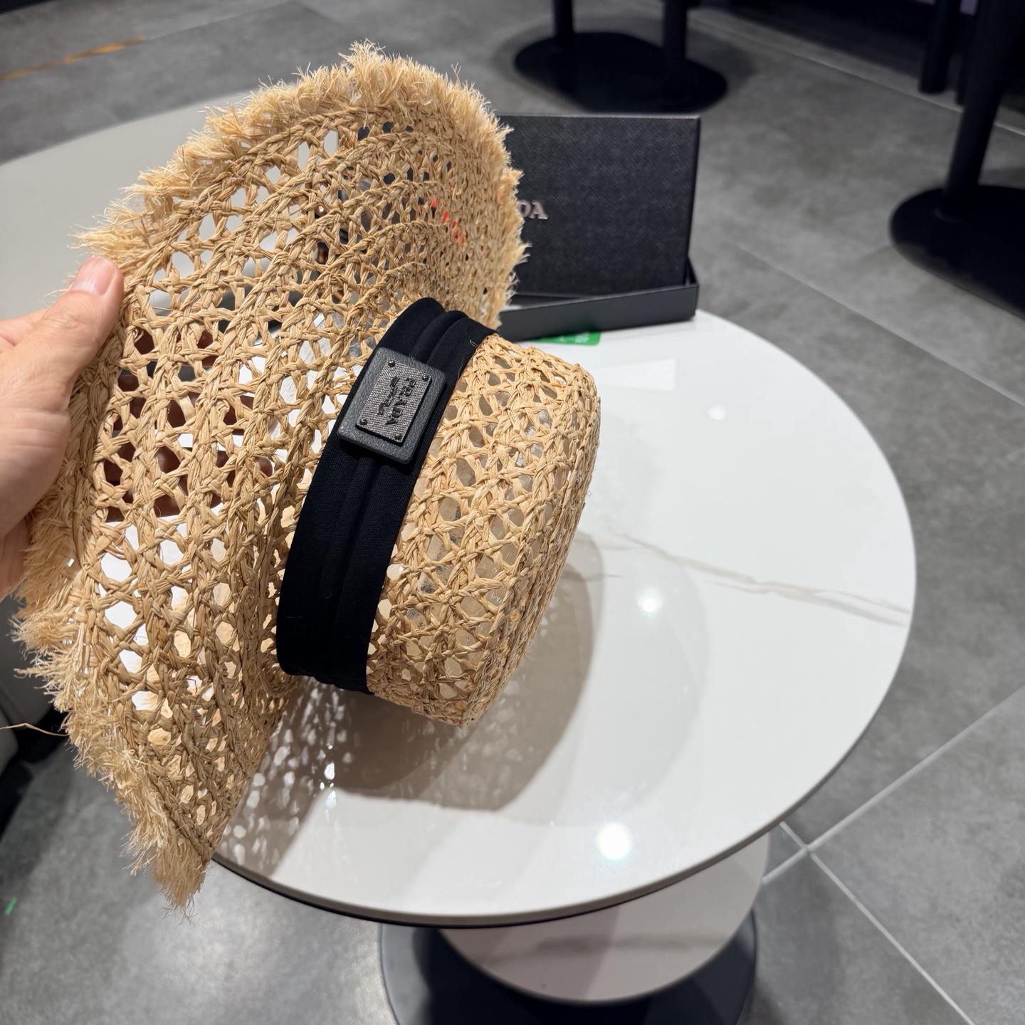 普拉达Prada新款草帽女夏天然拉菲草法式平顶遮阳帽度假大檐防晒镂空太阳帽子