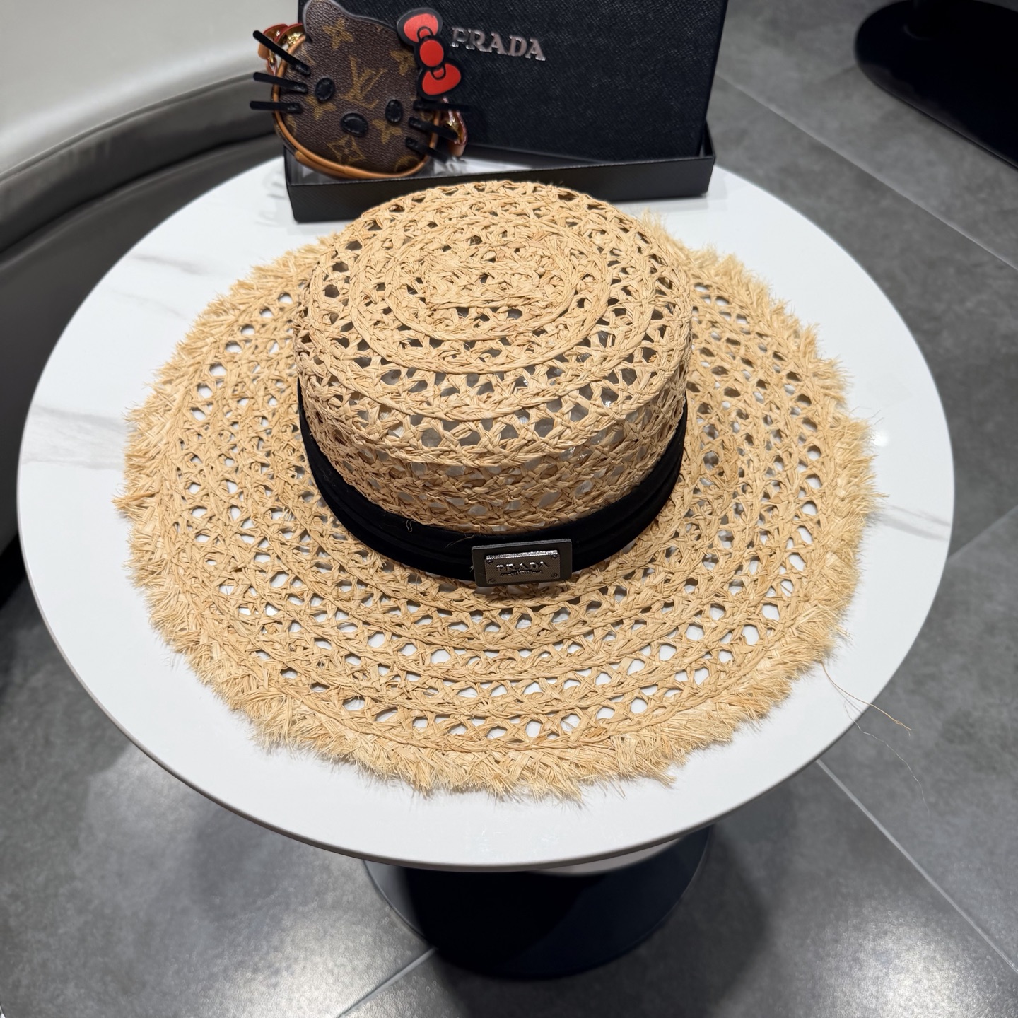 普拉达Prada新款草帽女夏天然拉菲草法式平顶遮阳帽度假大檐防晒镂空太阳帽子