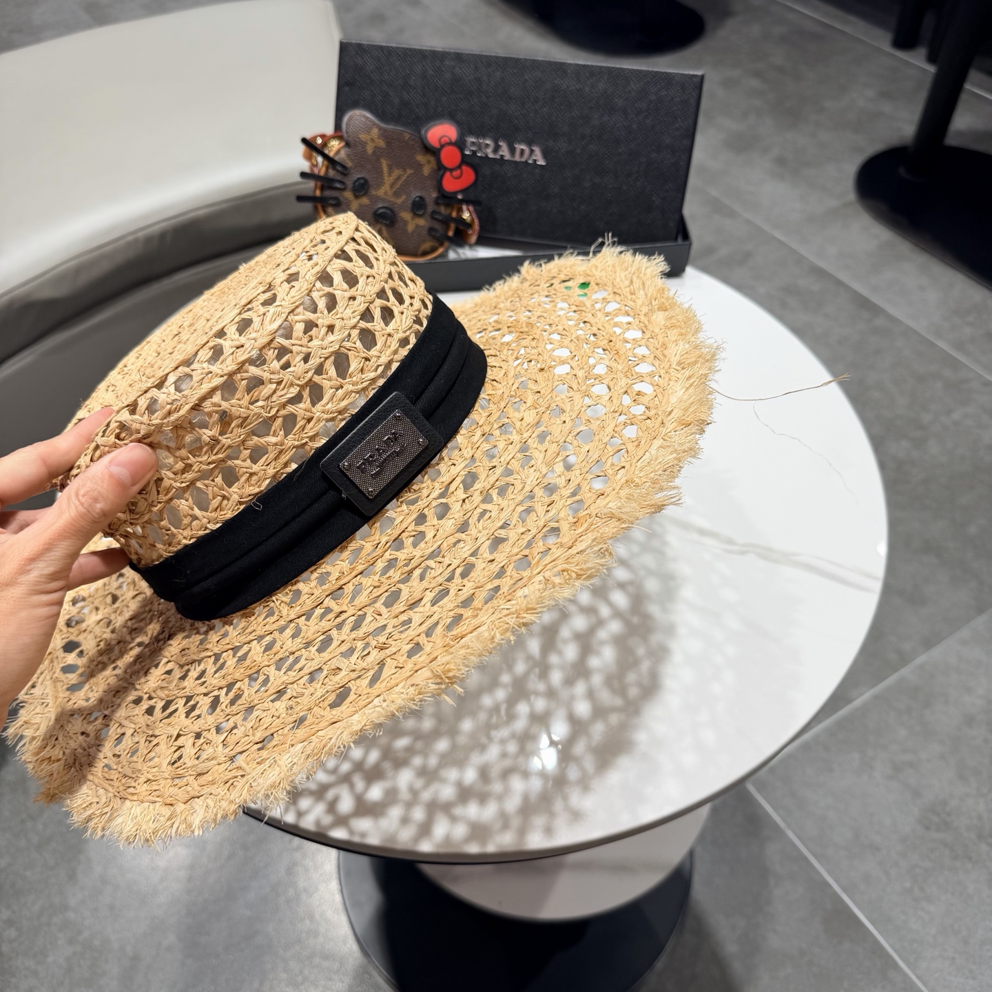 普拉达Prada新款草帽女夏天然拉菲草法式平顶遮阳帽度假大檐防晒镂空太阳帽子