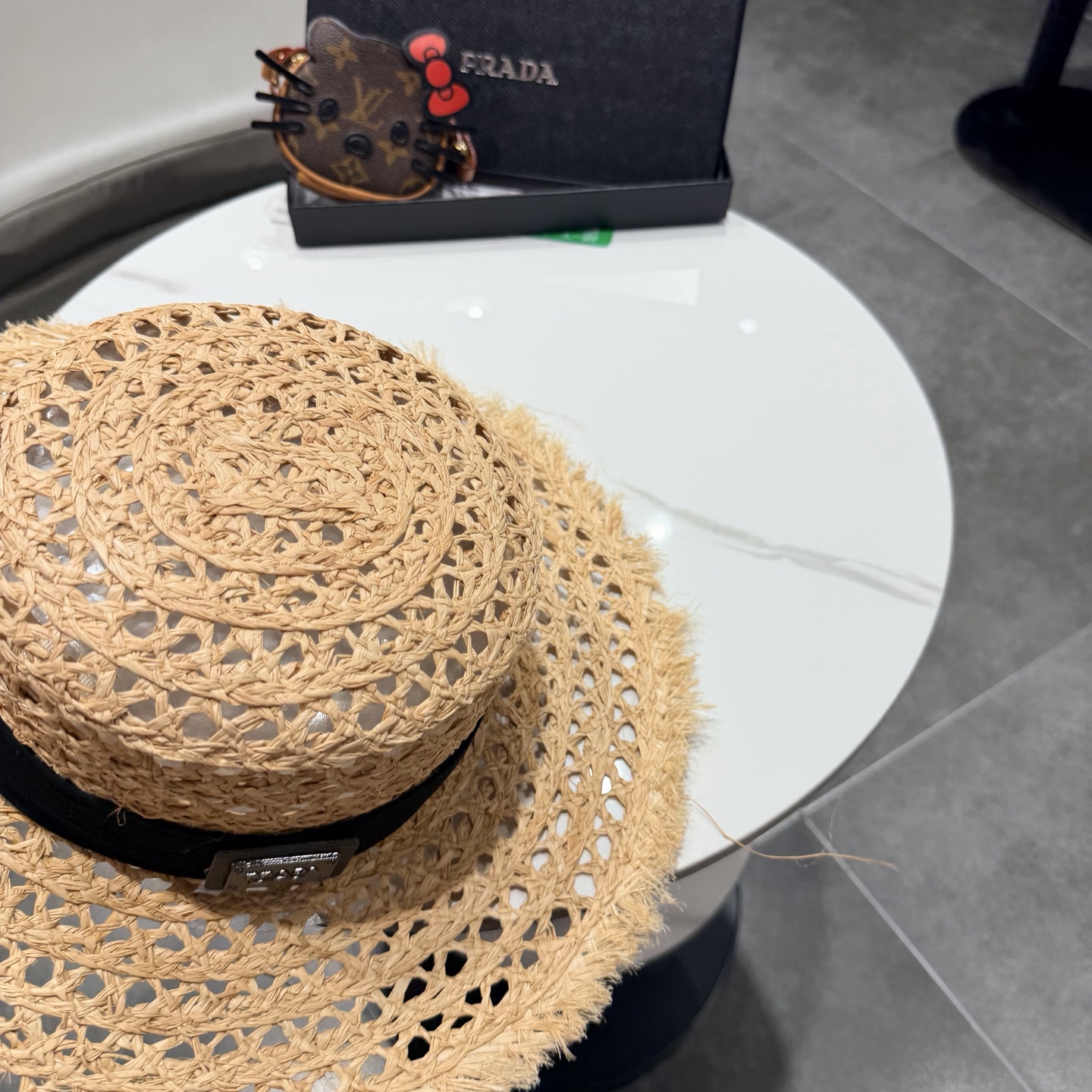 普拉达Prada新款草帽女夏天然拉菲草法式平顶遮阳帽度假大檐防晒镂空太阳帽子