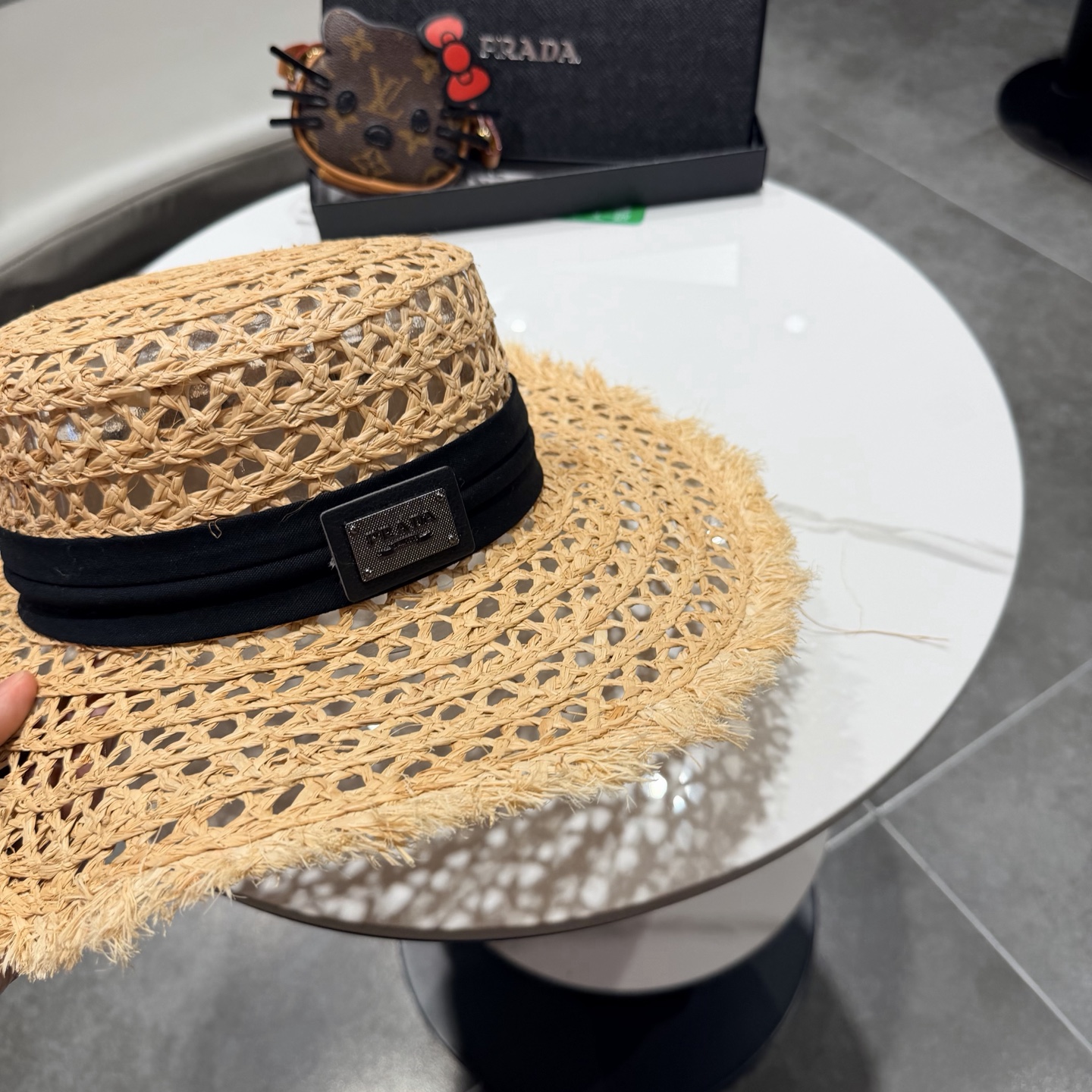 普拉达Prada新款草帽女夏天然拉菲草法式平顶遮阳帽度假大檐防晒镂空太阳帽子
