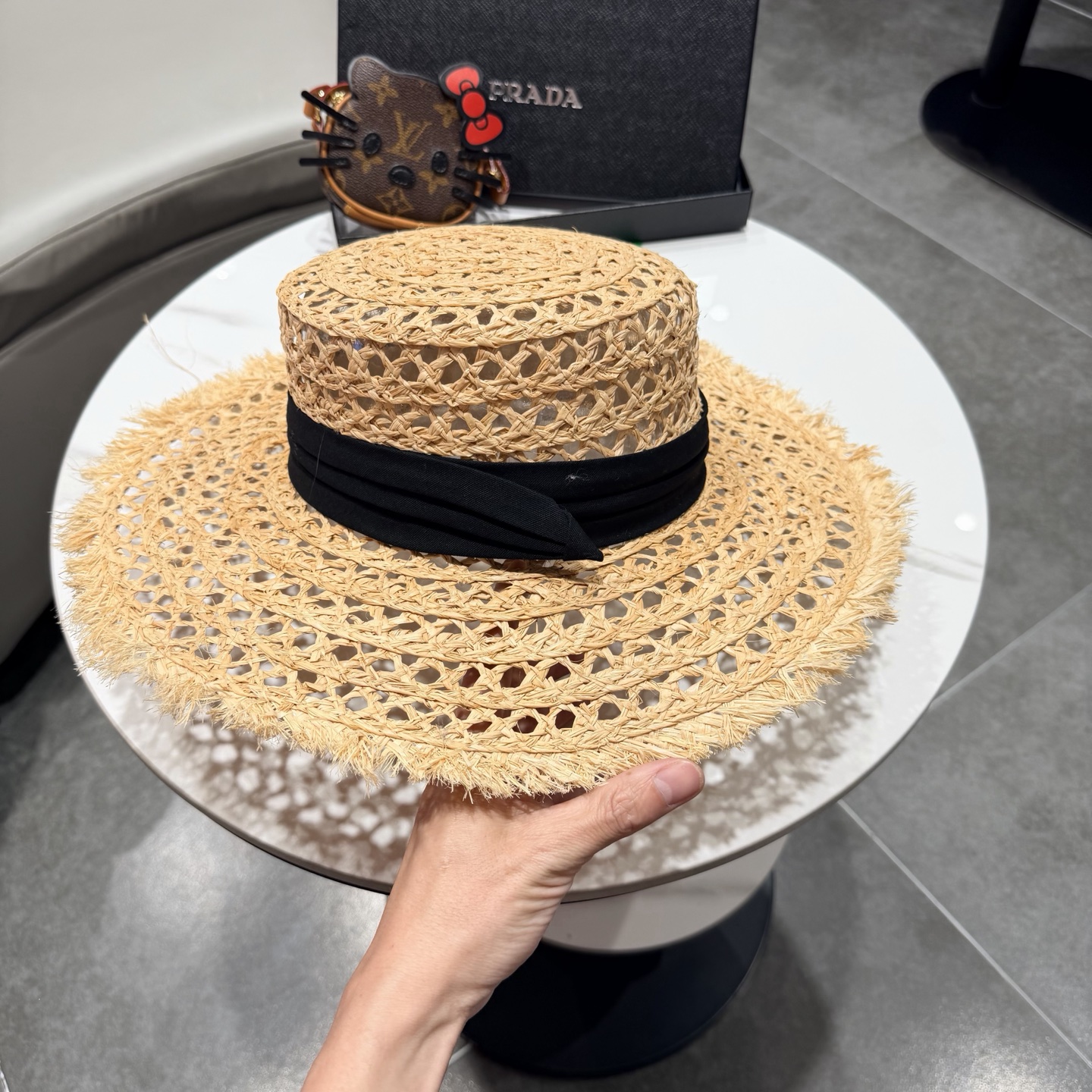 普拉达Prada新款草帽女夏天然拉菲草法式平顶遮阳帽度假大檐防晒镂空太阳帽子