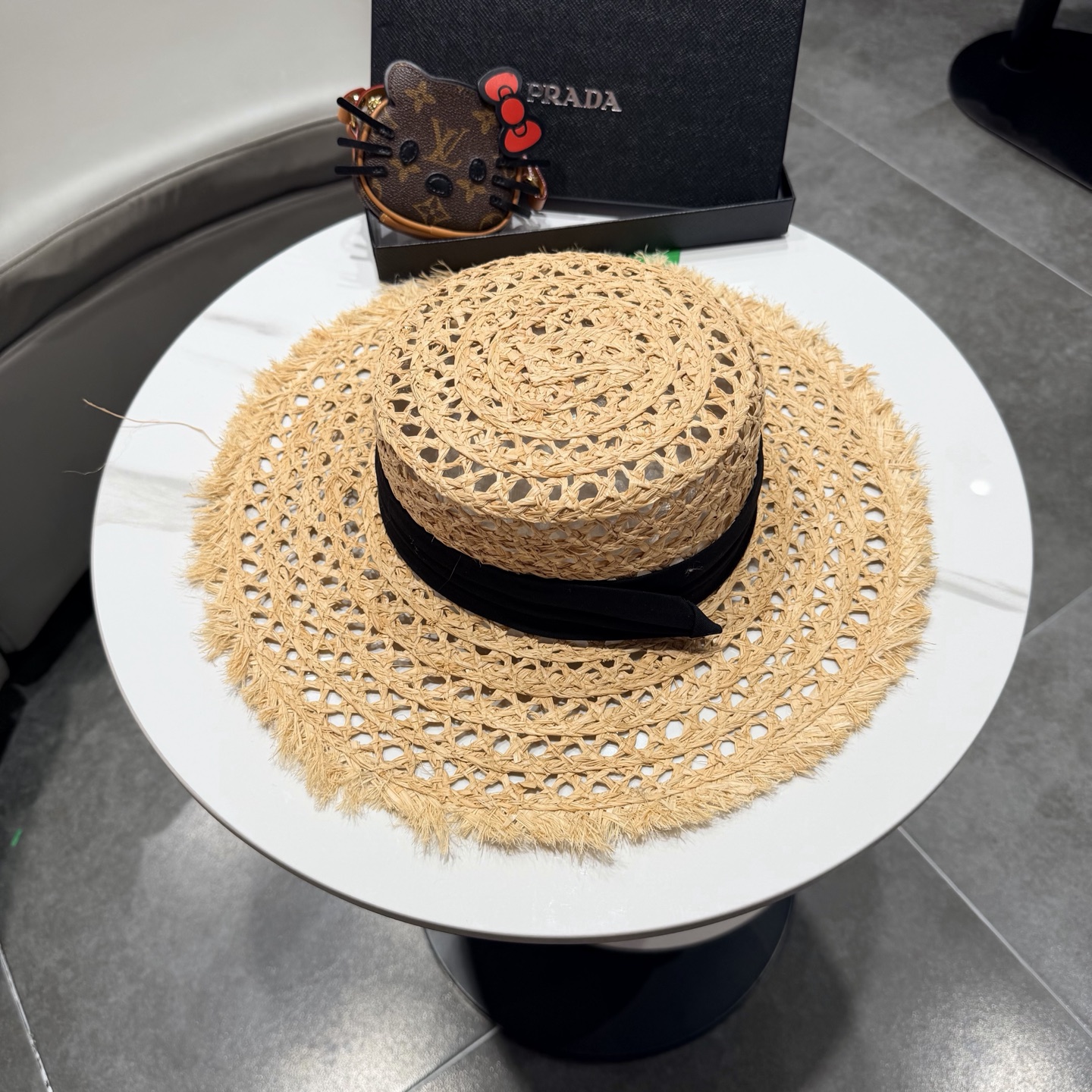 普拉达Prada新款草帽女夏天然拉菲草法式平顶遮阳帽度假大檐防晒镂空太阳帽子