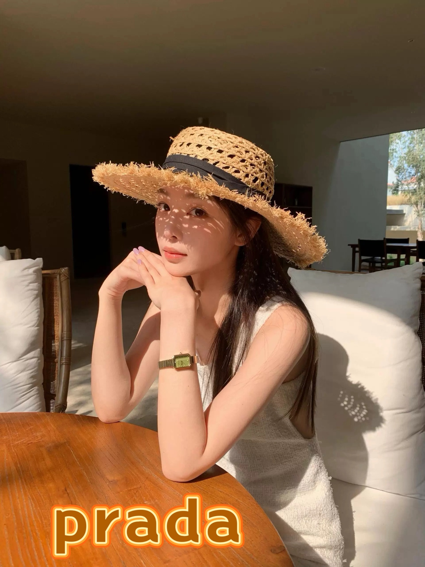 普拉达Prada新款草帽女夏天然拉菲草法式平顶遮阳帽度假大檐防晒镂空太阳帽子
