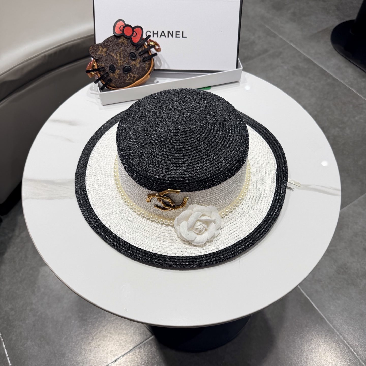 【CHANEL香奈儿】2026新款山茶花平顶草帽 夏天海边首选～新款材质编织而成～质感满分💯