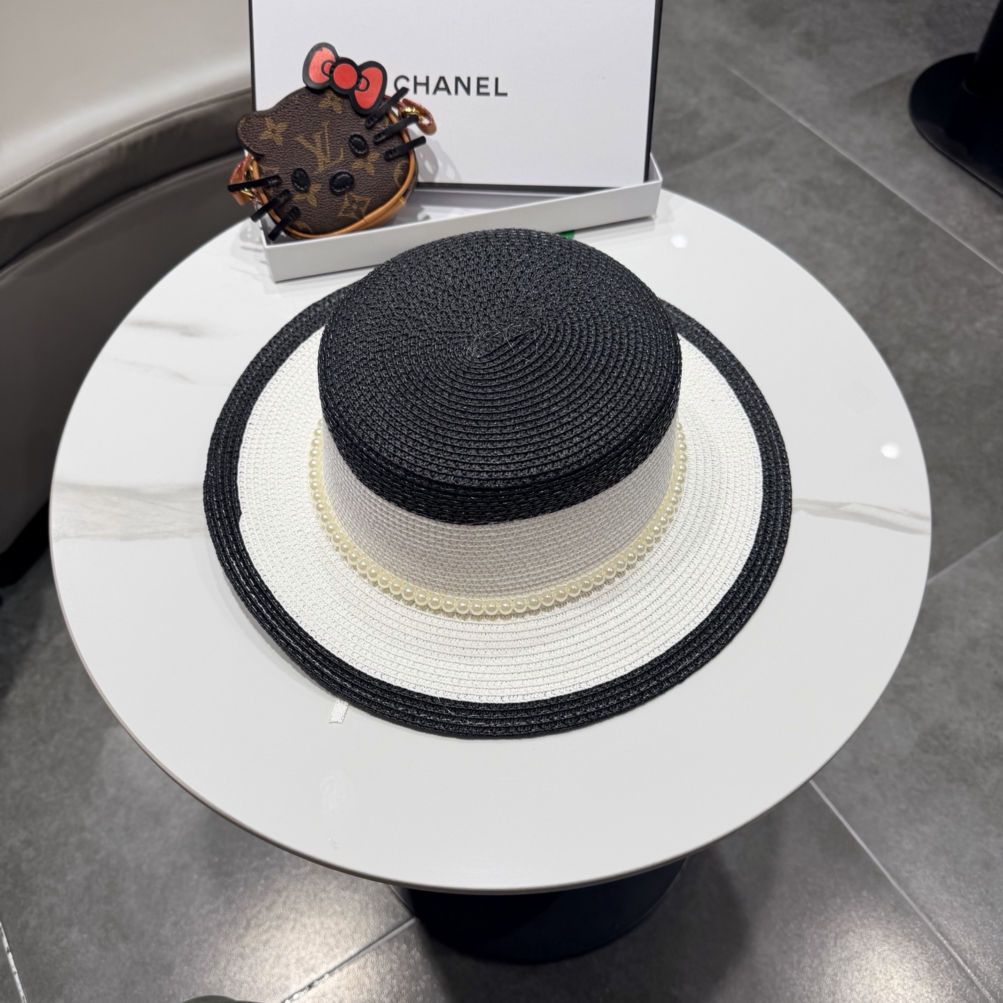 【CHANEL香奈儿】2026新款山茶花平顶草帽 夏天海边首选～新款材质编织而成～质感满分💯