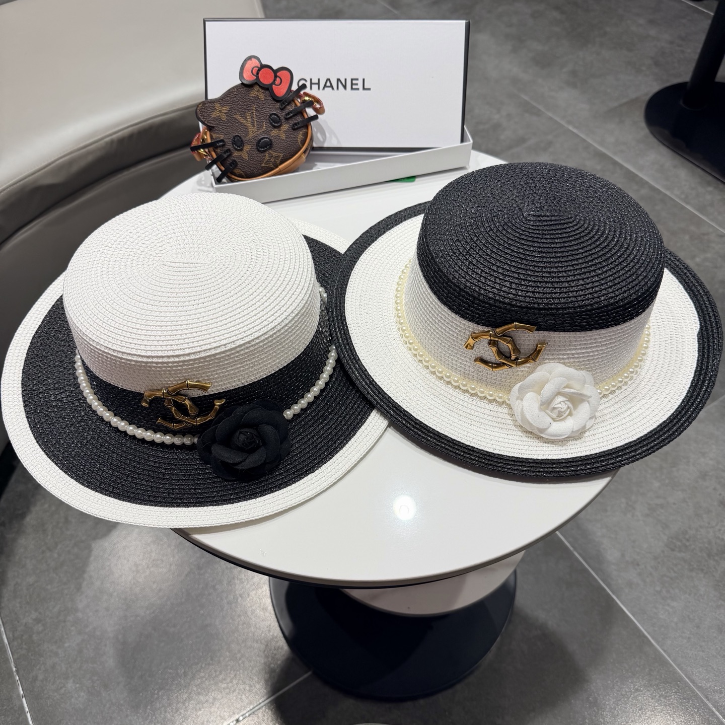 【CHANEL香奈儿】2026新款山茶花平顶草帽 夏天海边首选～新款材质编织而成～质感满分💯