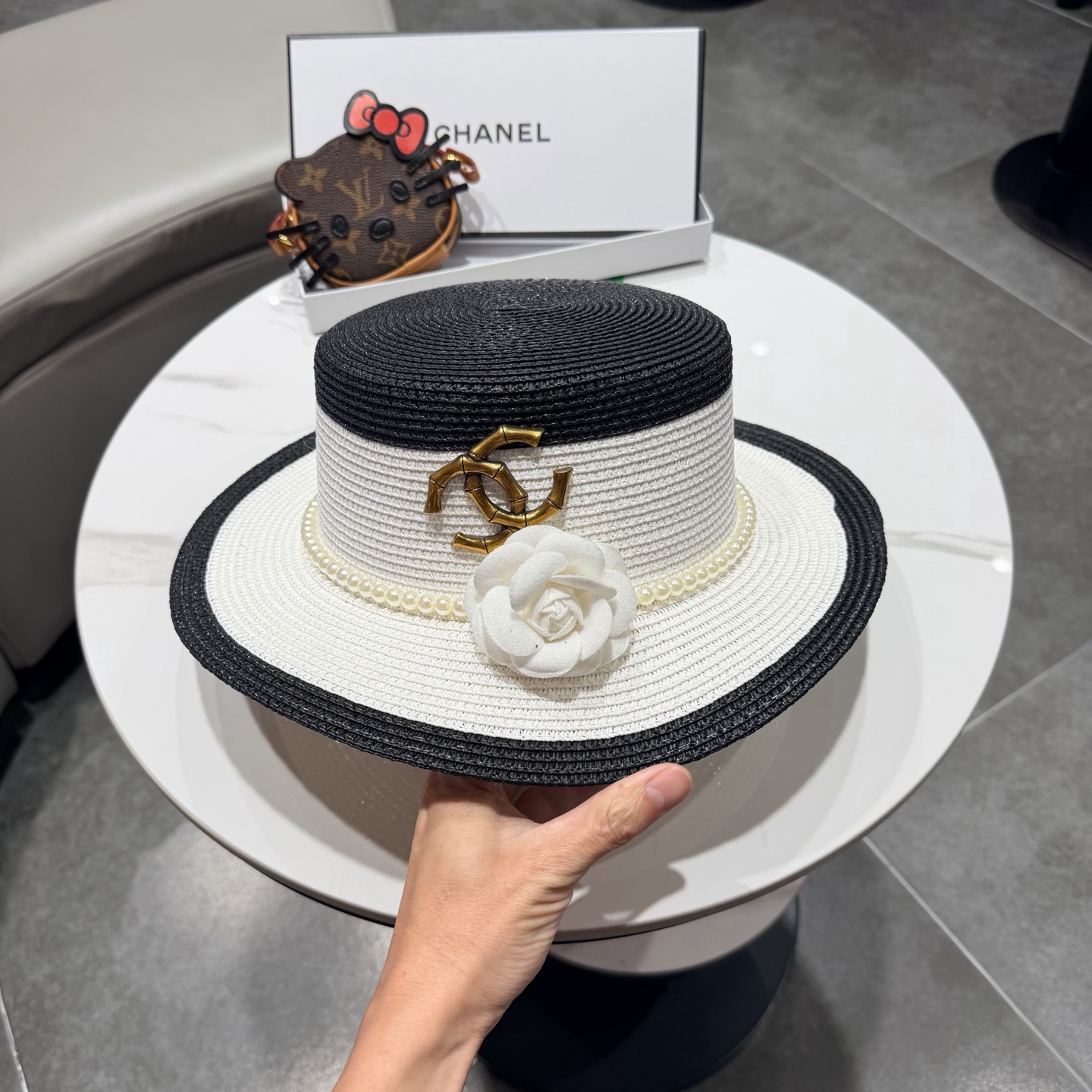 【CHANEL香奈儿】2026新款山茶花平顶草帽 夏天海边首选～新款材质编织而成～质感满分💯