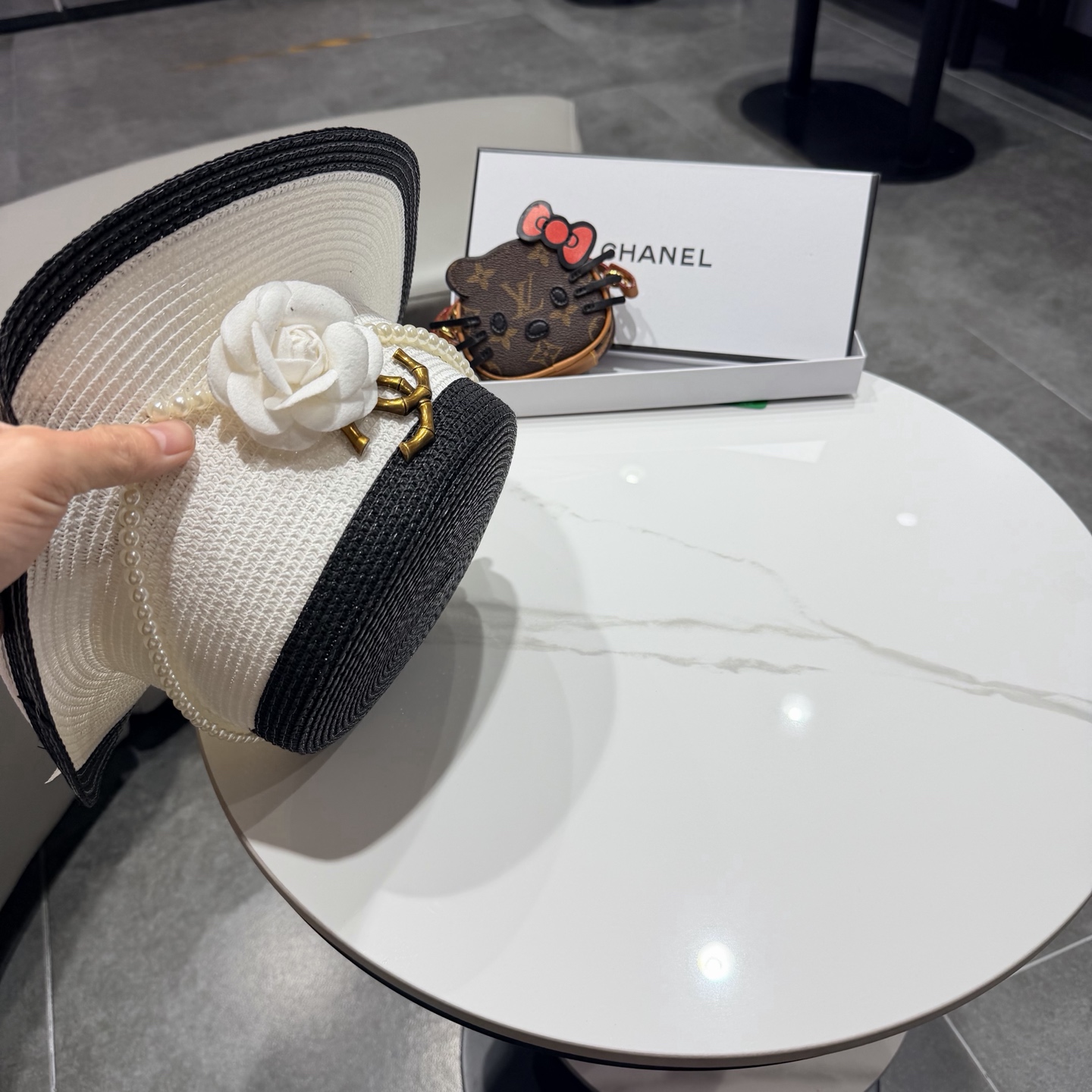 【CHANEL香奈儿】2026新款山茶花平顶草帽 夏天海边首选～新款材质编织而成～质感满分💯