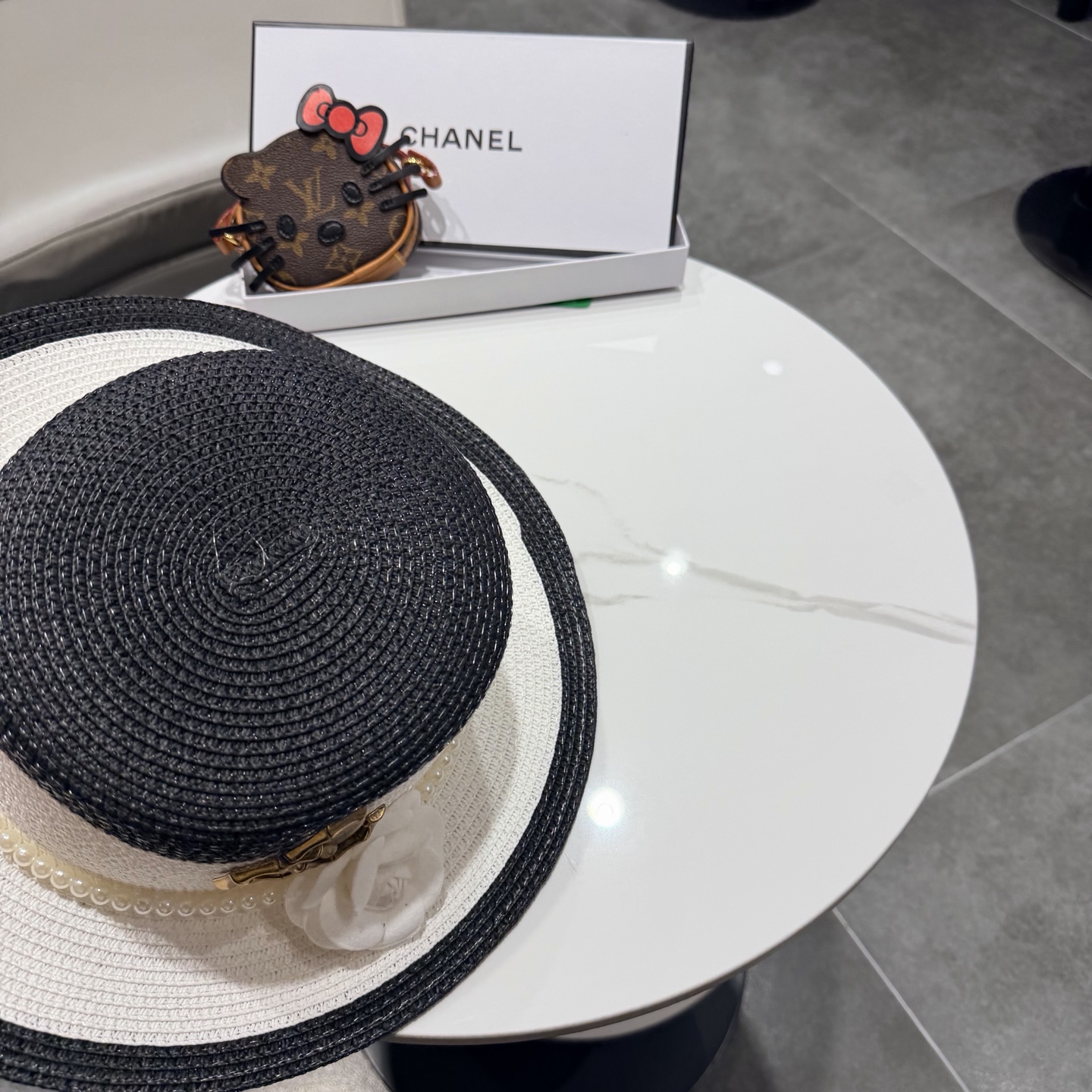 【CHANEL香奈儿】2026新款山茶花平顶草帽 夏天海边首选～新款材质编织而成～质感满分💯