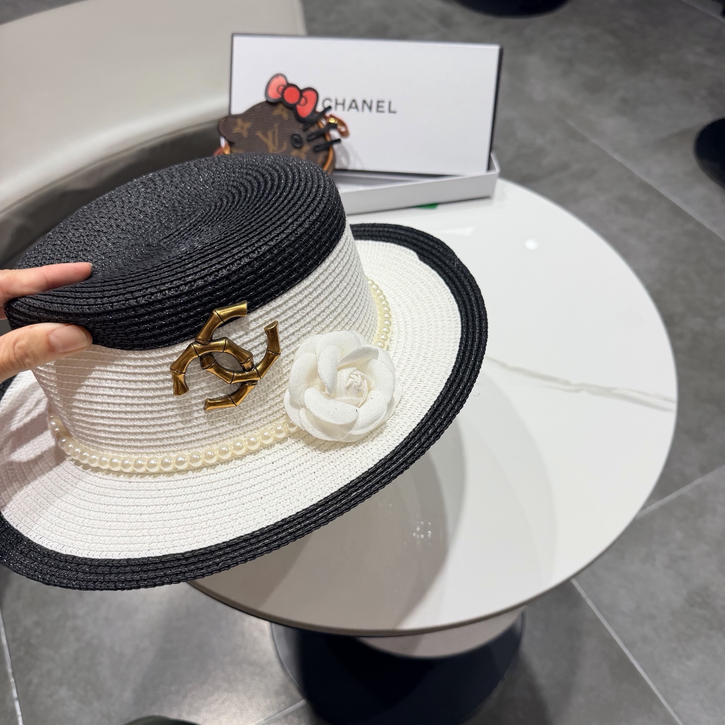 【CHANEL香奈儿】2026新款山茶花平顶草帽 夏天海边首选～新款材质编织而成～质感满分💯