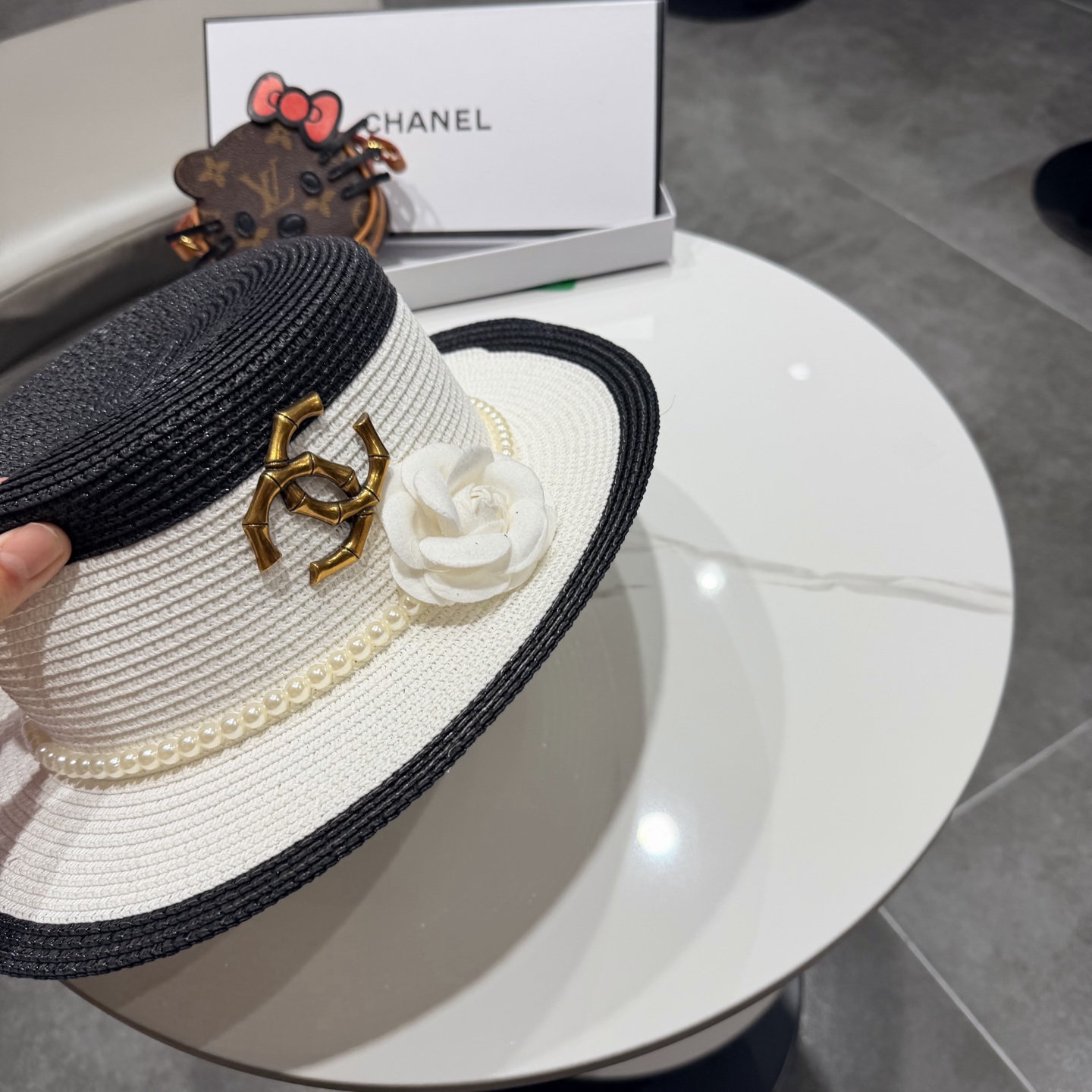 【CHANEL香奈儿】2026新款山茶花平顶草帽 夏天海边首选～新款材质编织而成～质感满分💯