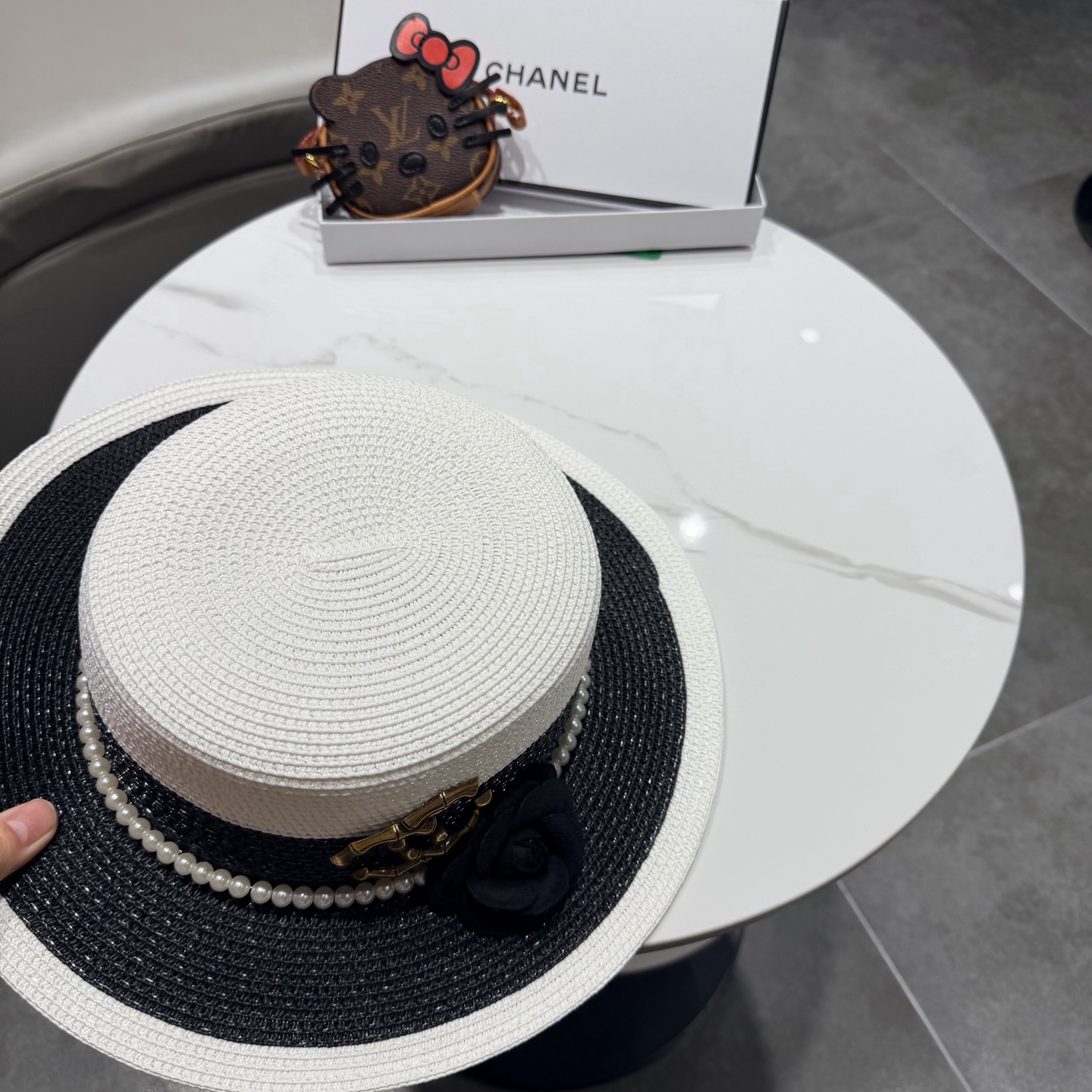 【CHANEL香奈儿】2026新款山茶花平顶草帽 夏天海边首选～新款材质编织而成～质感满分💯