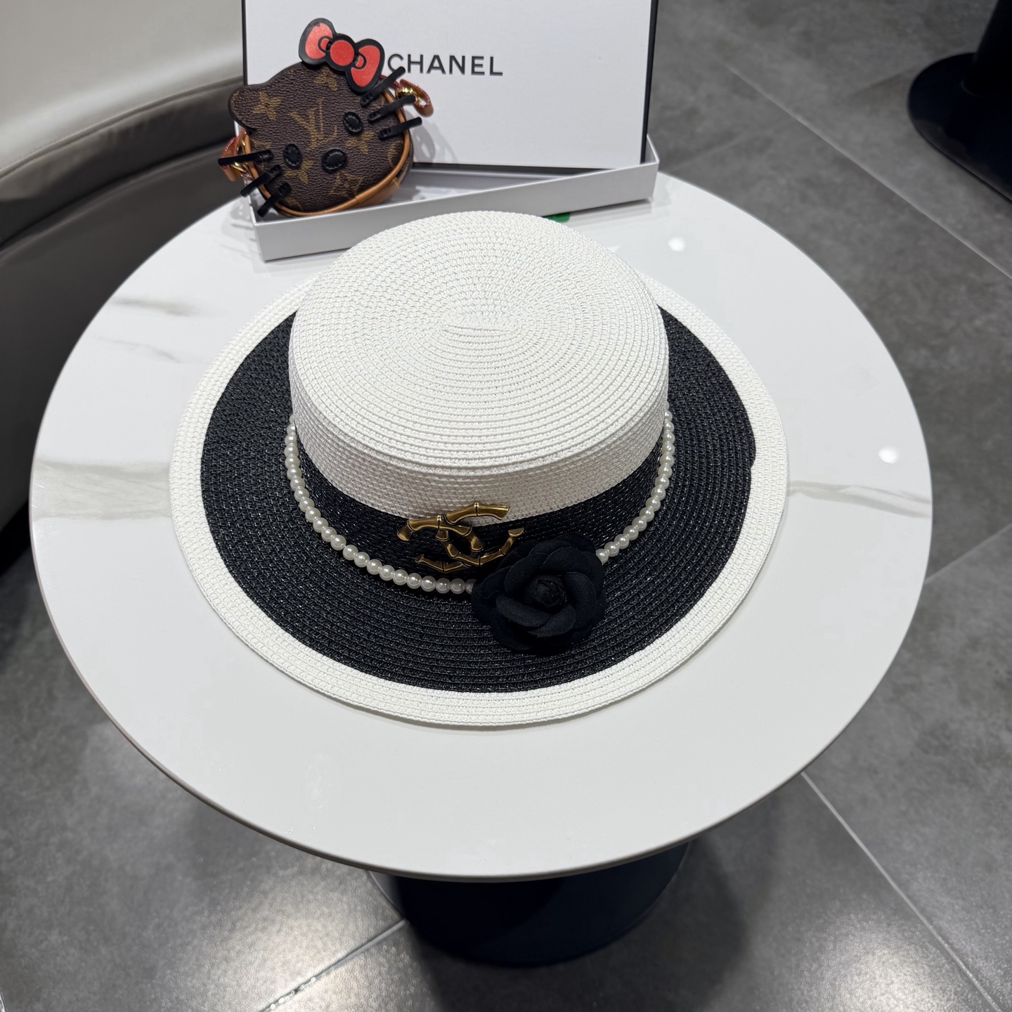 【CHANEL香奈儿】2026新款山茶花平顶草帽 夏天海边首选～新款材质编织而成～质感满分💯