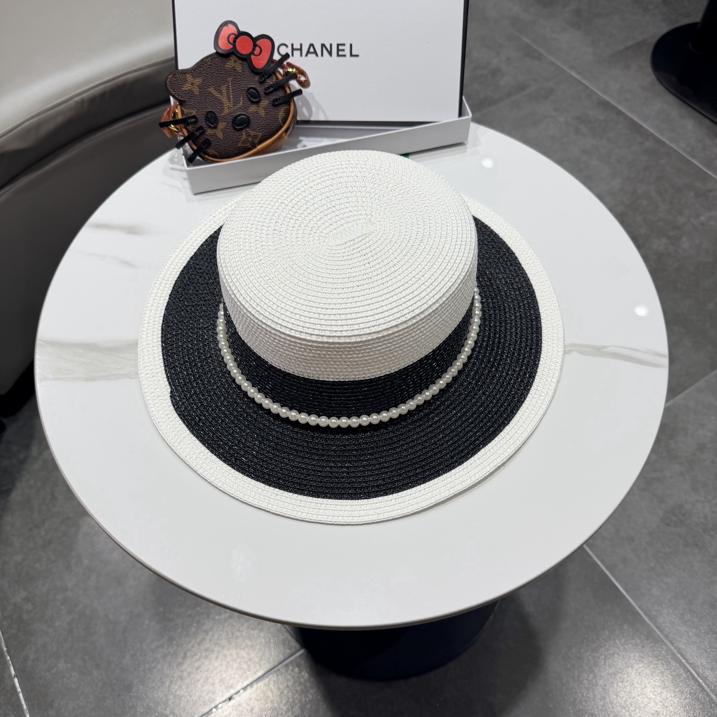 【CHANEL香奈儿】2026新款山茶花平顶草帽 夏天海边首选～新款材质编织而成～质感满分💯