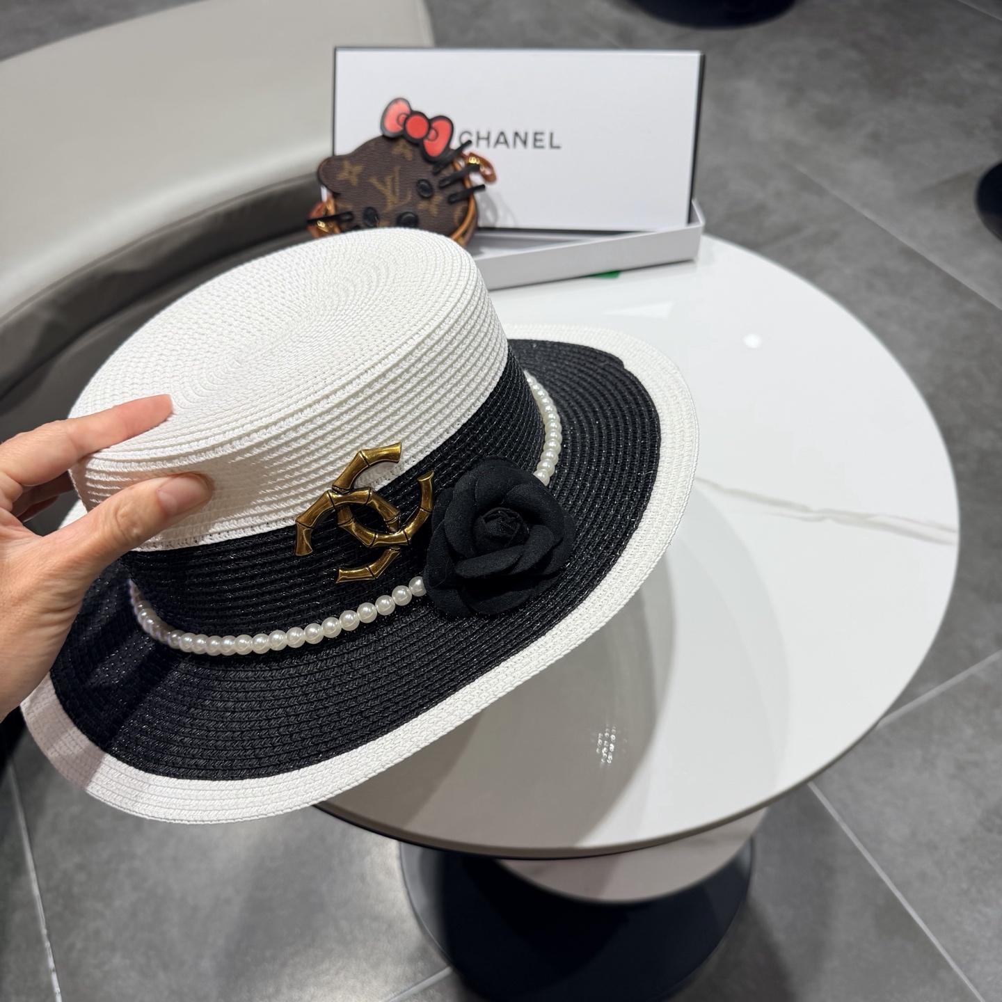 【CHANEL香奈儿】2026新款山茶花平顶草帽 夏天海边首选～新款材质编织而成～质感满分💯