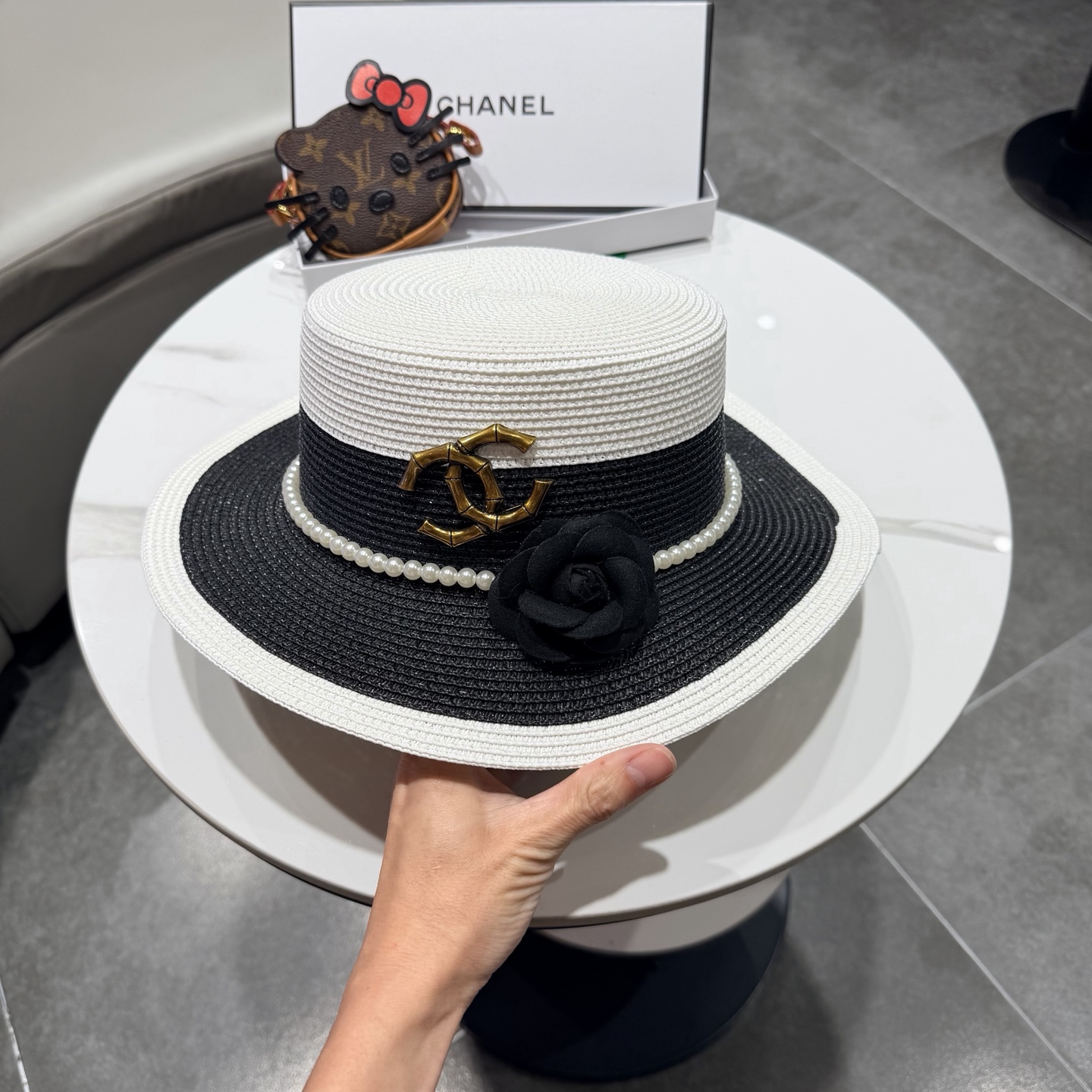 【CHANEL香奈儿】2026新款山茶花平顶草帽 夏天海边首选～新款材质编织而成～质感满分💯