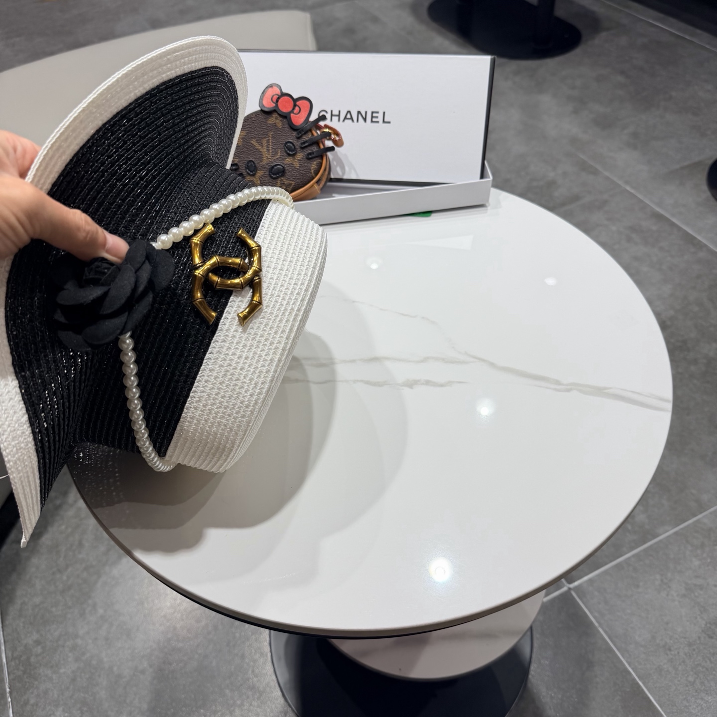 【CHANEL香奈儿】2026新款山茶花平顶草帽 夏天海边首选～新款材质编织而成～质感满分💯