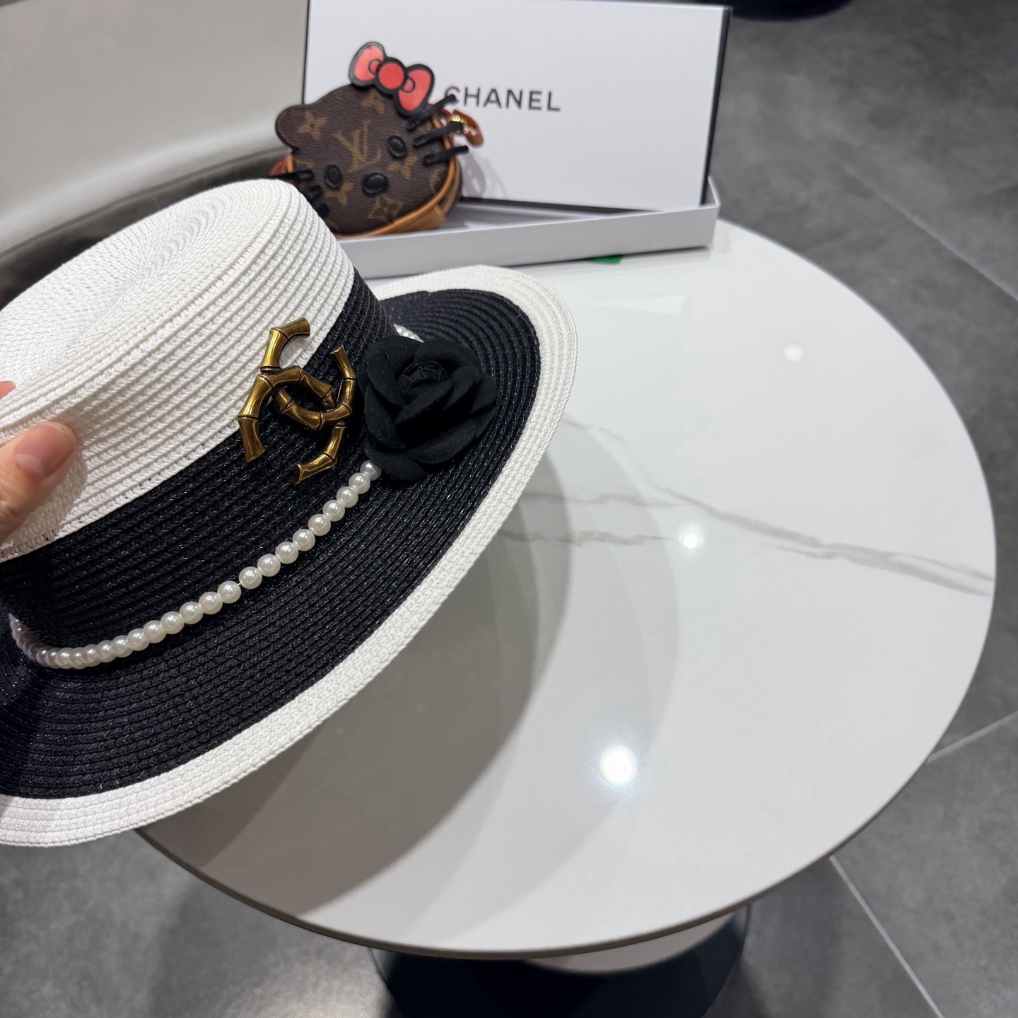 【CHANEL香奈儿】2026新款山茶花平顶草帽 夏天海边首选～新款材质编织而成～质感满分💯