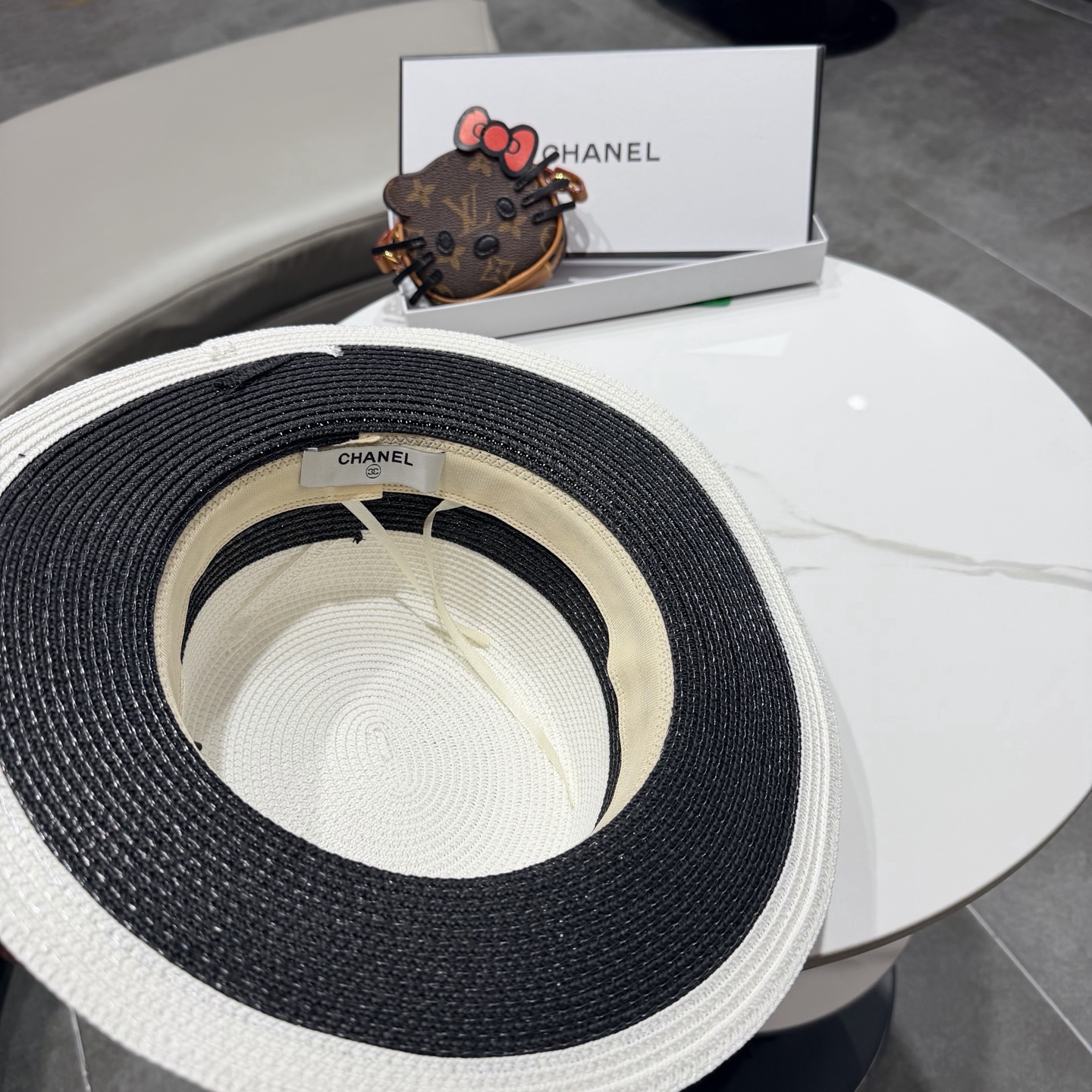 【CHANEL香奈儿】2026新款山茶花平顶草帽 夏天海边首选～新款材质编织而成～质感满分💯