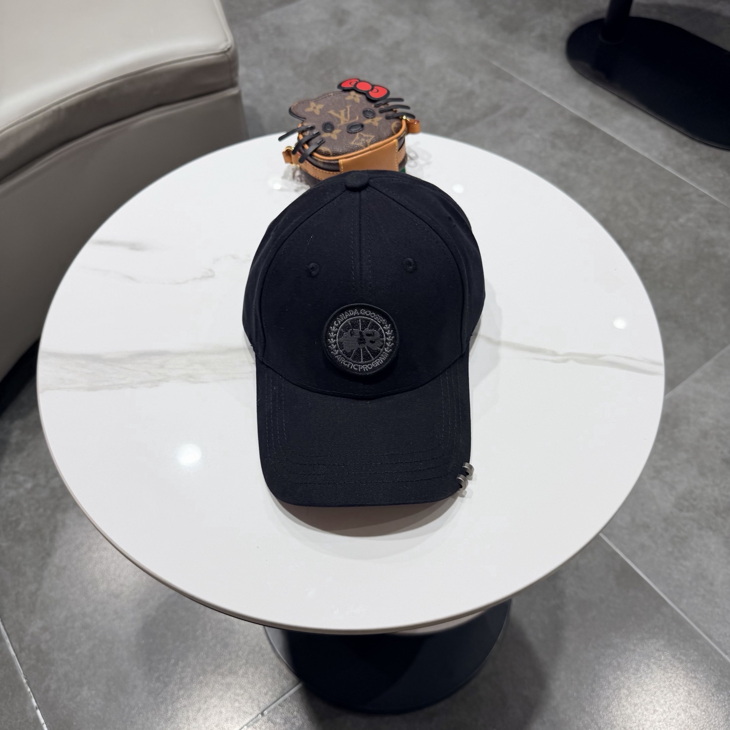 加拿大大鹅北极圆盘🍁 2026最新款🧢棒球帽定制棉质面料!!整体透气性很好，精致的字母刺绣和工整的走线，