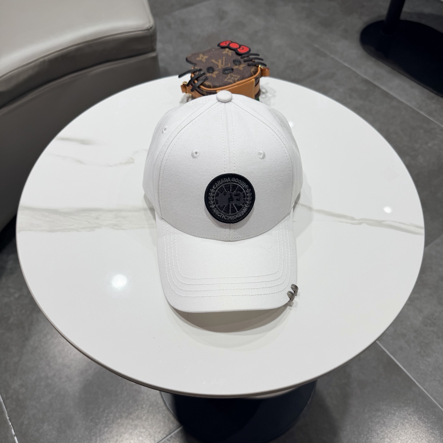 加拿大大鹅北极圆盘🍁 2026最新款🧢棒球帽定制棉质面料!!整体透气性很好，精致的字母刺绣和工整的走线，
