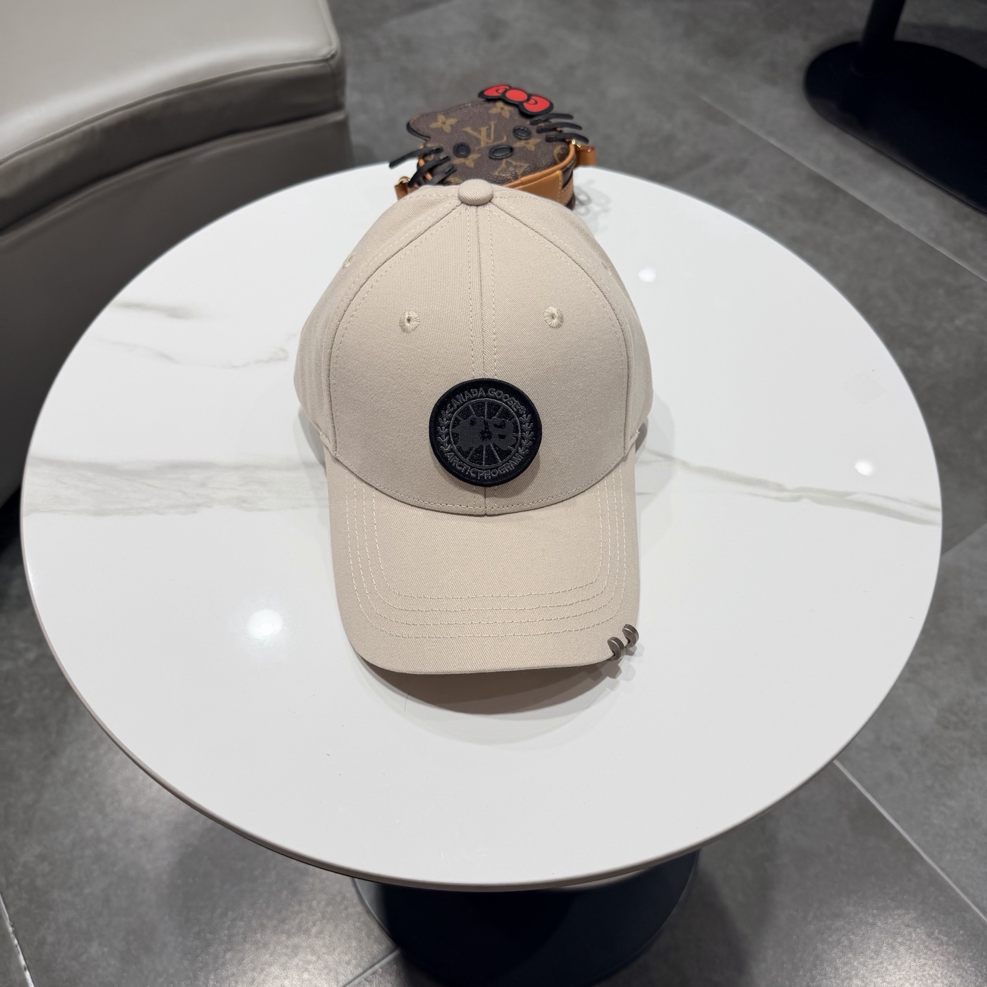 加拿大大鹅北极圆盘🍁 2026最新款🧢棒球帽定制棉质面料!!整体透气性很好，精致的字母刺绣和工整的走线，
