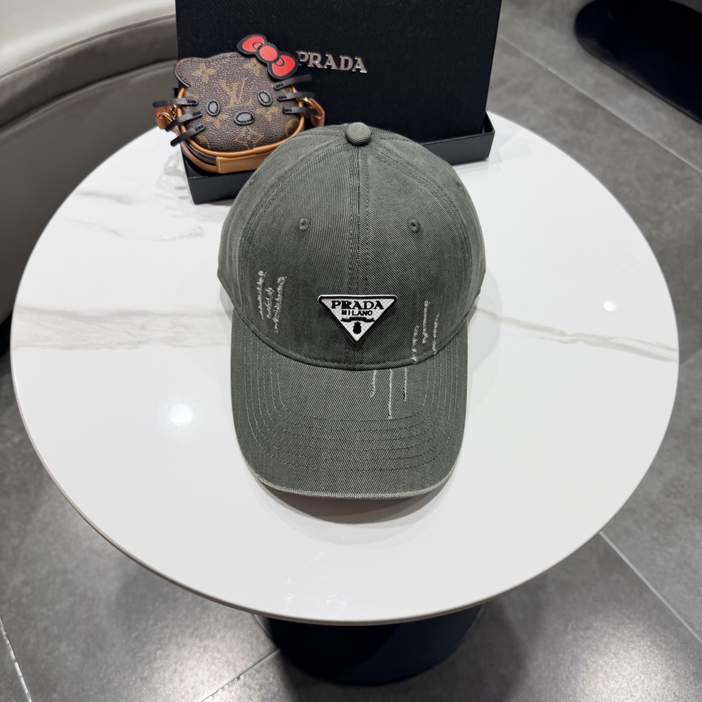 NO:742882,Prada baseball cap has a strong design and is refreshing. The head shape is very good and can be modified into various head shapes. It is a versatile hat, straw hat, fisherman hat, baseball cap, hat, prada, espadrilles, hats19860909普拉达 棒球帽 设计感超强,让人耳目一新 头型非常好,可以修饰各种头型,实力百搭款帽子草帽渔夫帽棒球帽,帽子,prada,espadrilles,hats,hat