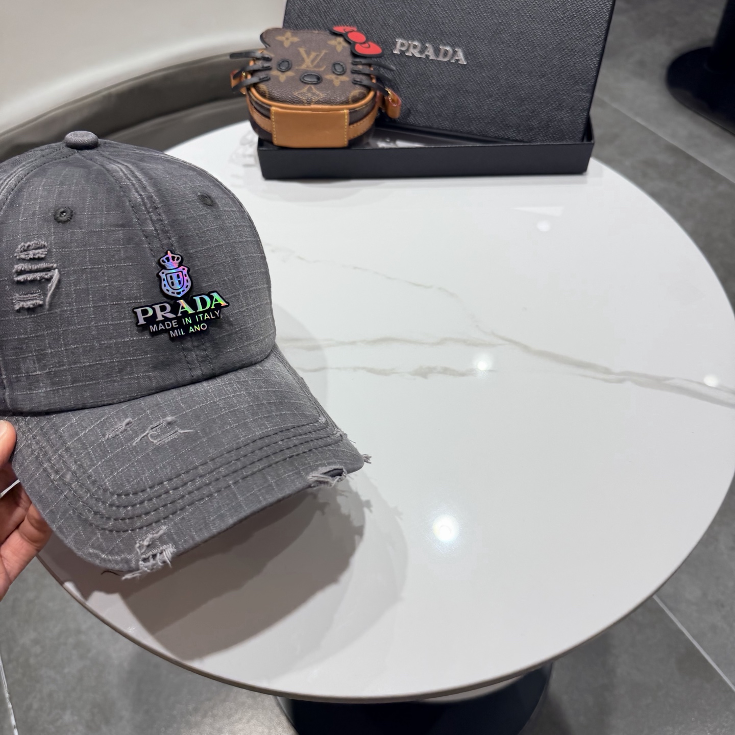 普拉达棒球帽设计感超强，让人耳目一新头型非常好，可以修饰各种头型，实力百搭款