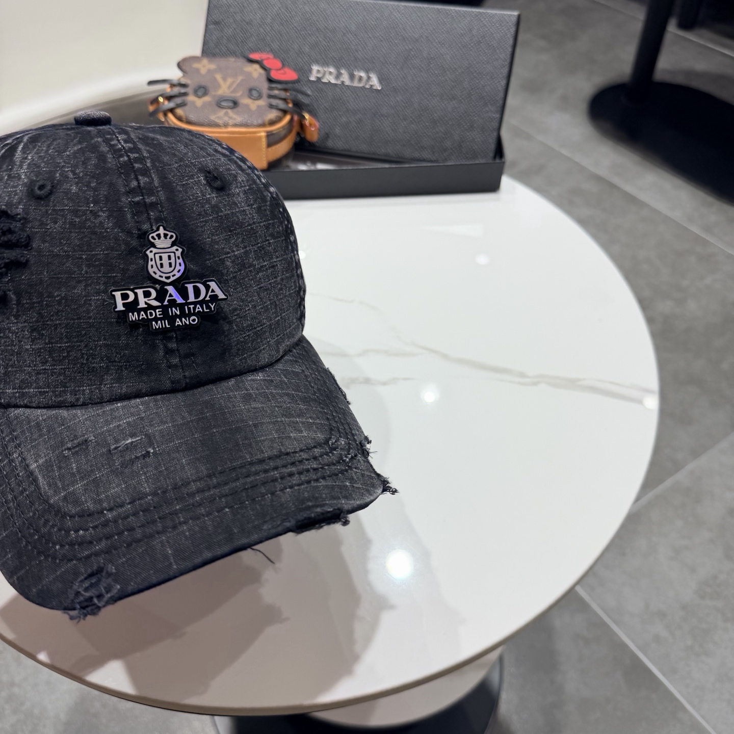 普拉达棒球帽设计感超强，让人耳目一新头型非常好，可以修饰各种头型，实力百搭款