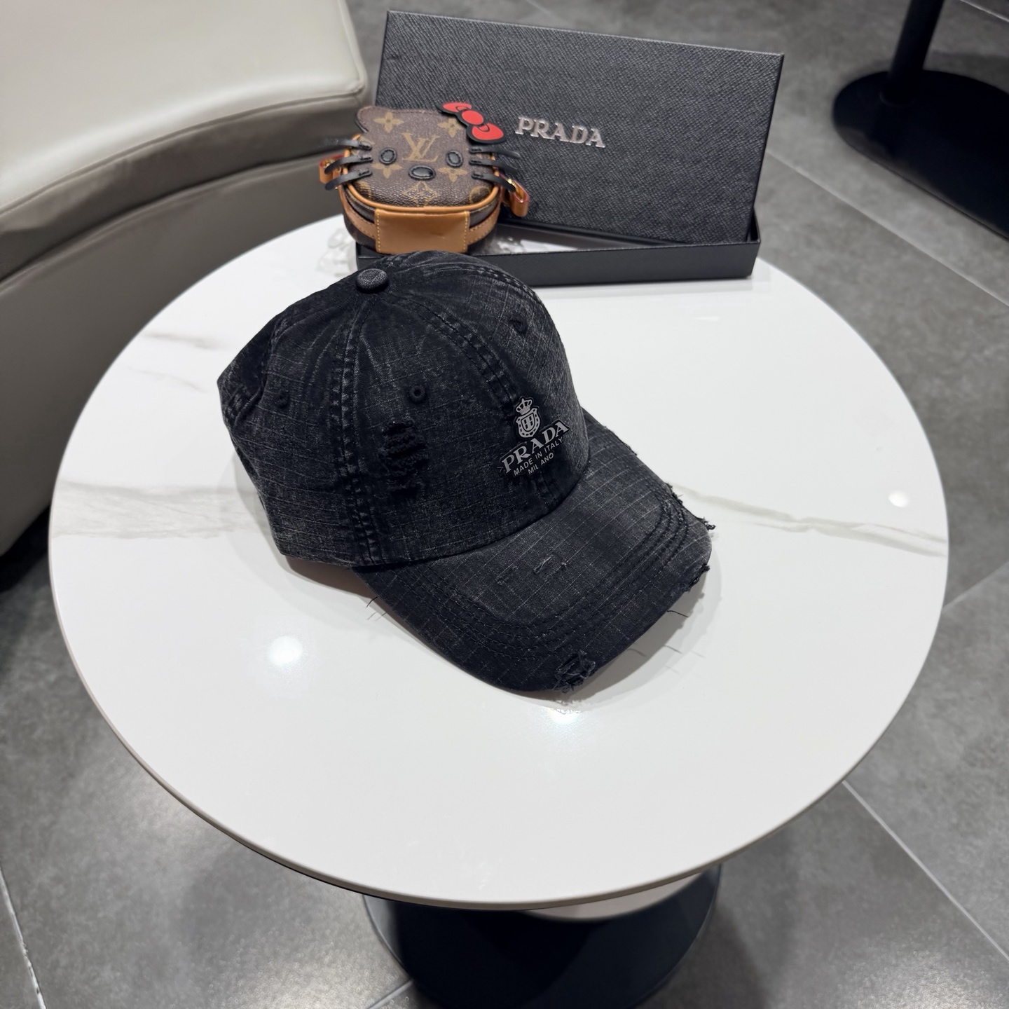普拉达棒球帽设计感超强，让人耳目一新头型非常好，可以修饰各种头型，实力百搭款