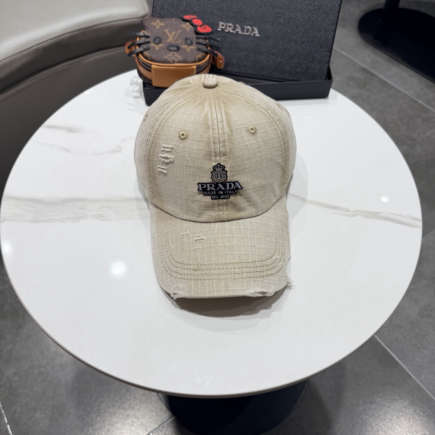 NO:742912,Prada baseball cap has a strong design and is refreshing. The head shape is very good and can be modified into various head shapes. It is a versatile hat, straw hat, fisherman hat, baseball cap, hat, prada, espadrilles, hats19860909普拉达棒球帽 设计感超强,让人耳目一新 头型非常好,可以修饰各种头型,实力百搭款帽子草帽渔夫帽棒球帽,帽子,prada,espadrilles,hats,hat
