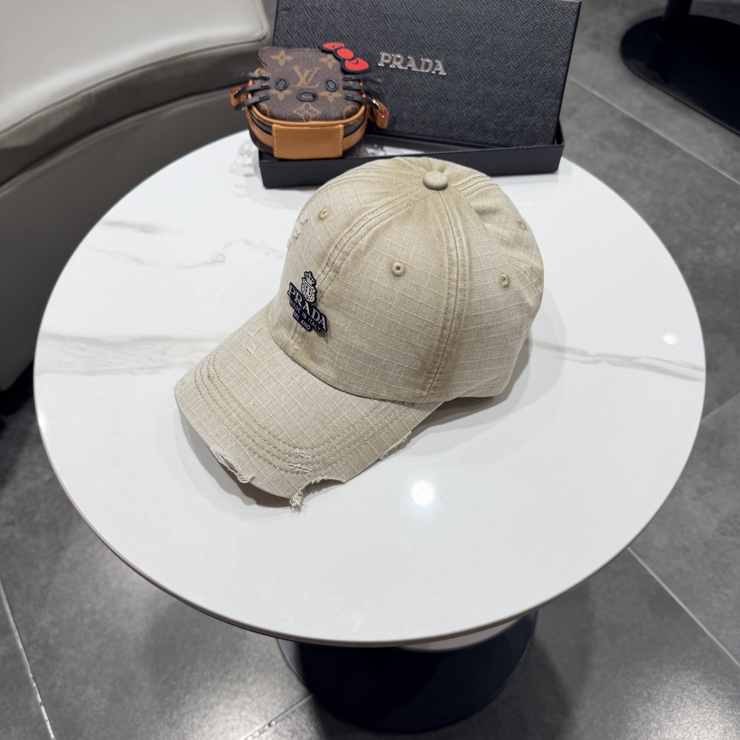 普拉达棒球帽设计感超强，让人耳目一新头型非常好，可以修饰各种头型，实力百搭款