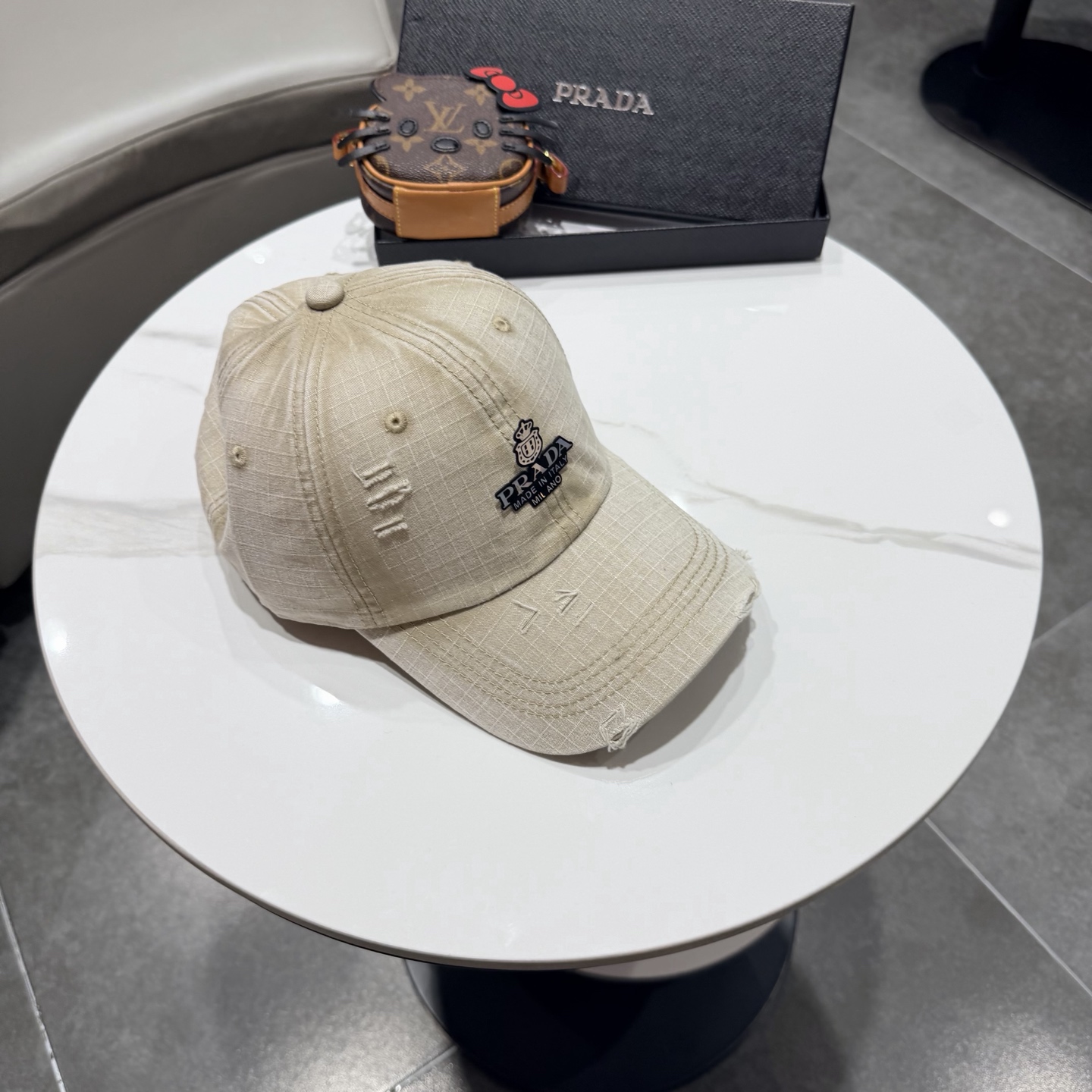 普拉达棒球帽设计感超强，让人耳目一新头型非常好，可以修饰各种头型，实力百搭款