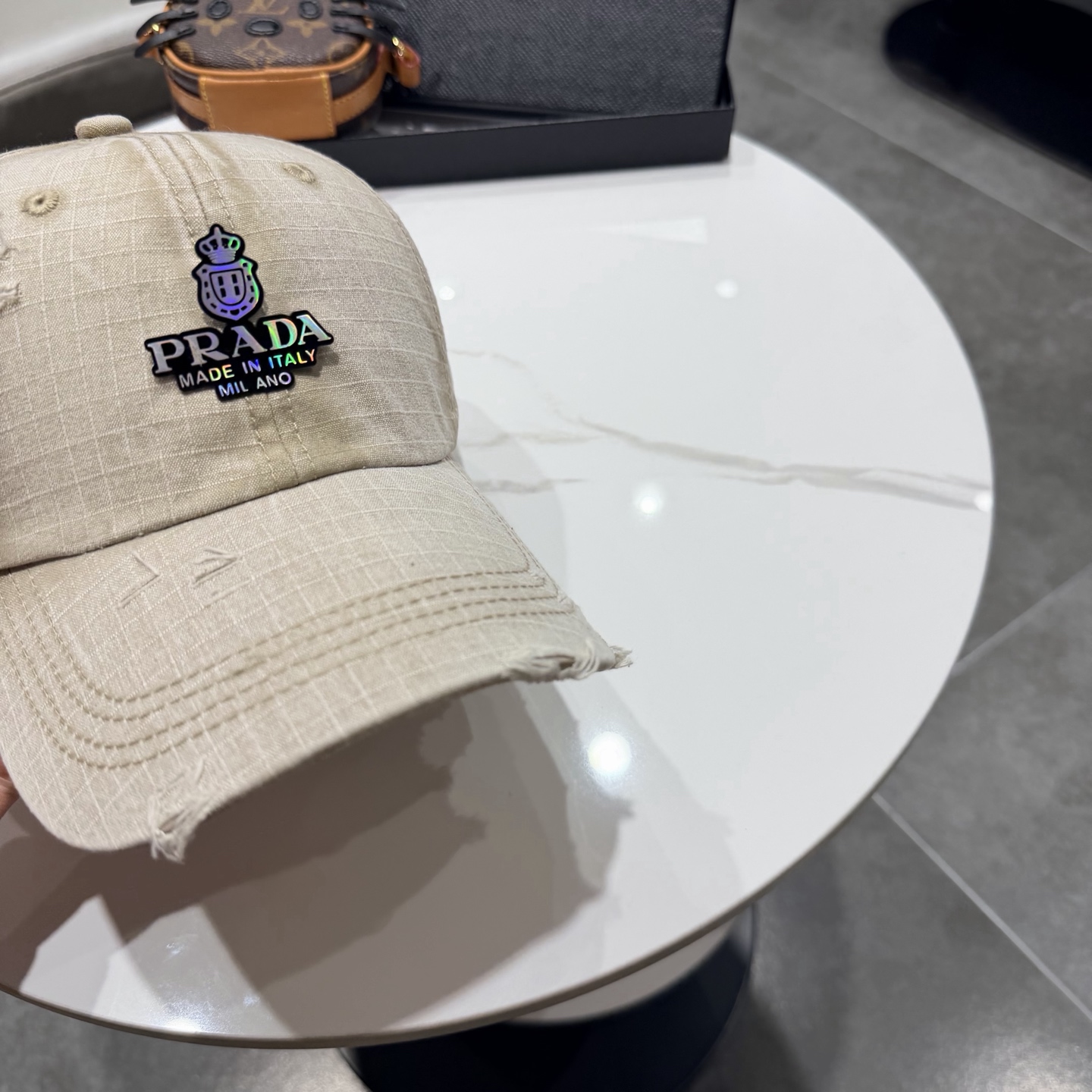 普拉达棒球帽设计感超强，让人耳目一新头型非常好，可以修饰各种头型，实力百搭款