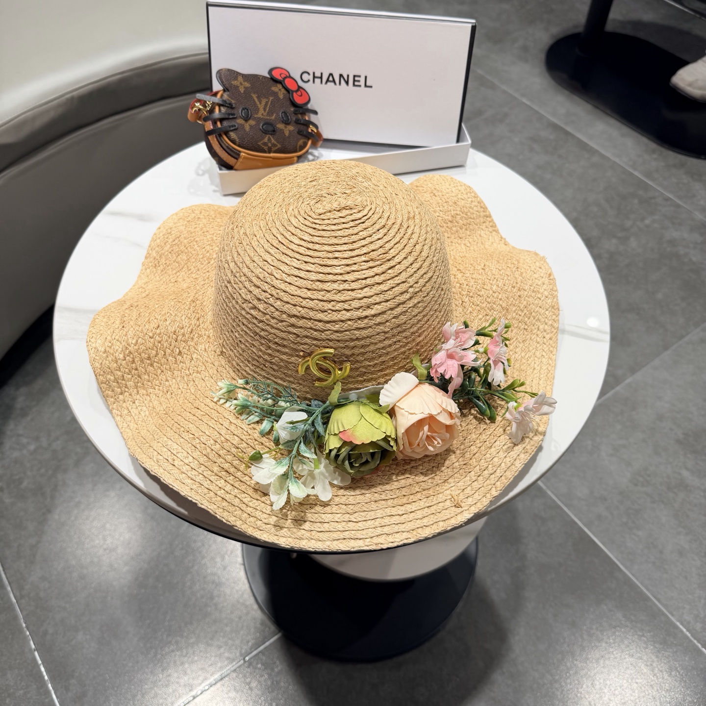NO:742963,Chanel Chanel raffia flower sun hat, wavy edge straw hat, head circumference 57cm hat straw hat bucket hat baseball cap, hat, chanel, chanel, espadrilles, hats19860909Chanel香奈儿拉菲草遮花朵阳帽,波浪边草帽,头围57cm帽子草帽渔夫帽棒球帽,帽子,chanel,chanel,espadrilles,hats,hat