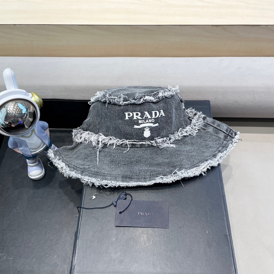 Prada 普拉达高品质牛仔布倒三角渔夫帽洗水牛仔色，秀场同款，面料柔软舒适百搭休闲款，闭眼入！