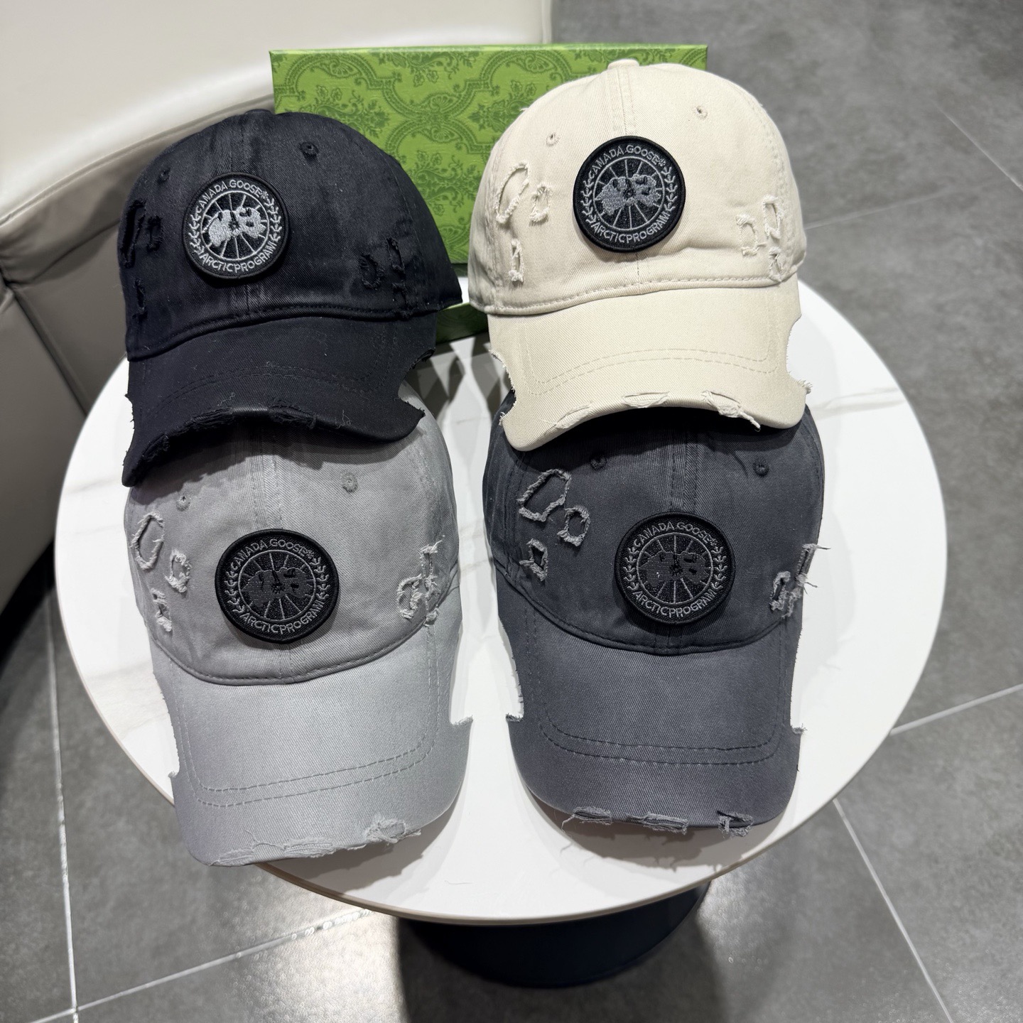 加拿大大鹅北极圆盘🍁 2025最新款🧢棒球帽定制棉质面料!!整体透气性很好，精致的字母刺绣和工整的走线，