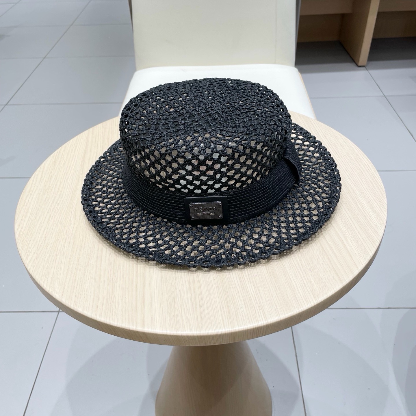 Prada普拉达新款镂空草帽女夏季度假草编平顶礼帽小众设计时尚遮阳帽