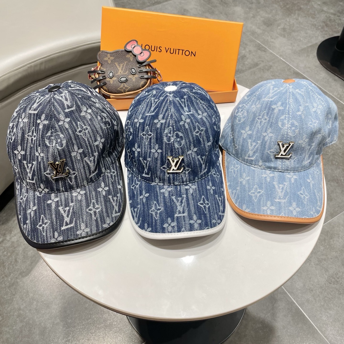 LV(路易威登)新款原单棒球帽，牛皮压花，1:1开模订制，原版牛仔布料，做工细致完美，质量超赞，基础头围