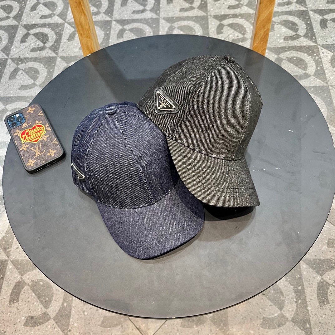 普拉达 春夏牛仔棒球帽这款真的要推荐给你们，气质又随意，牛仔布面料百搭又耐看，不挑脸型和头型，超显脸小，