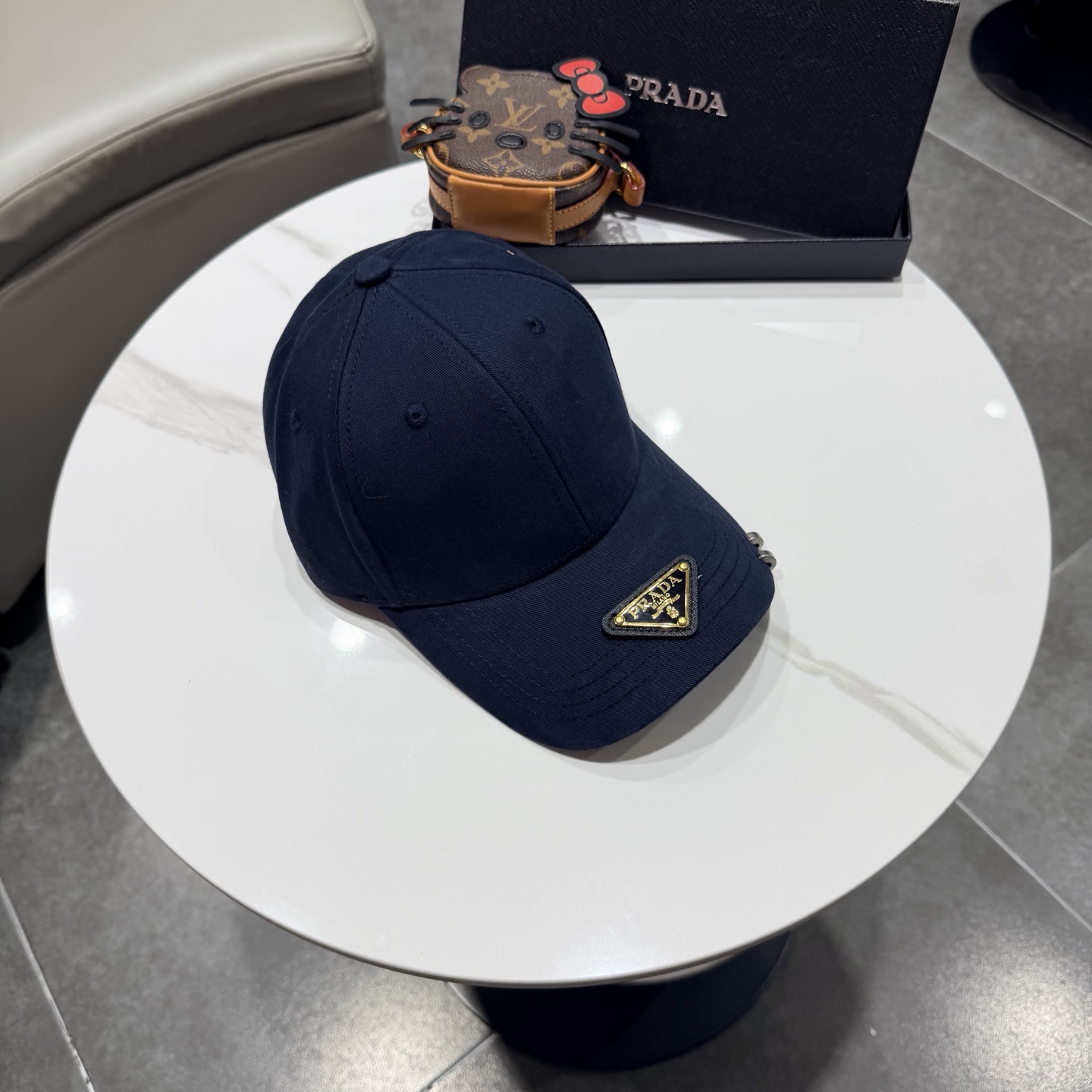 普拉达 经典三角标棒球帽设计感超强，让人耳目一新头型非常好，可以修饰各种头型，实力百搭款