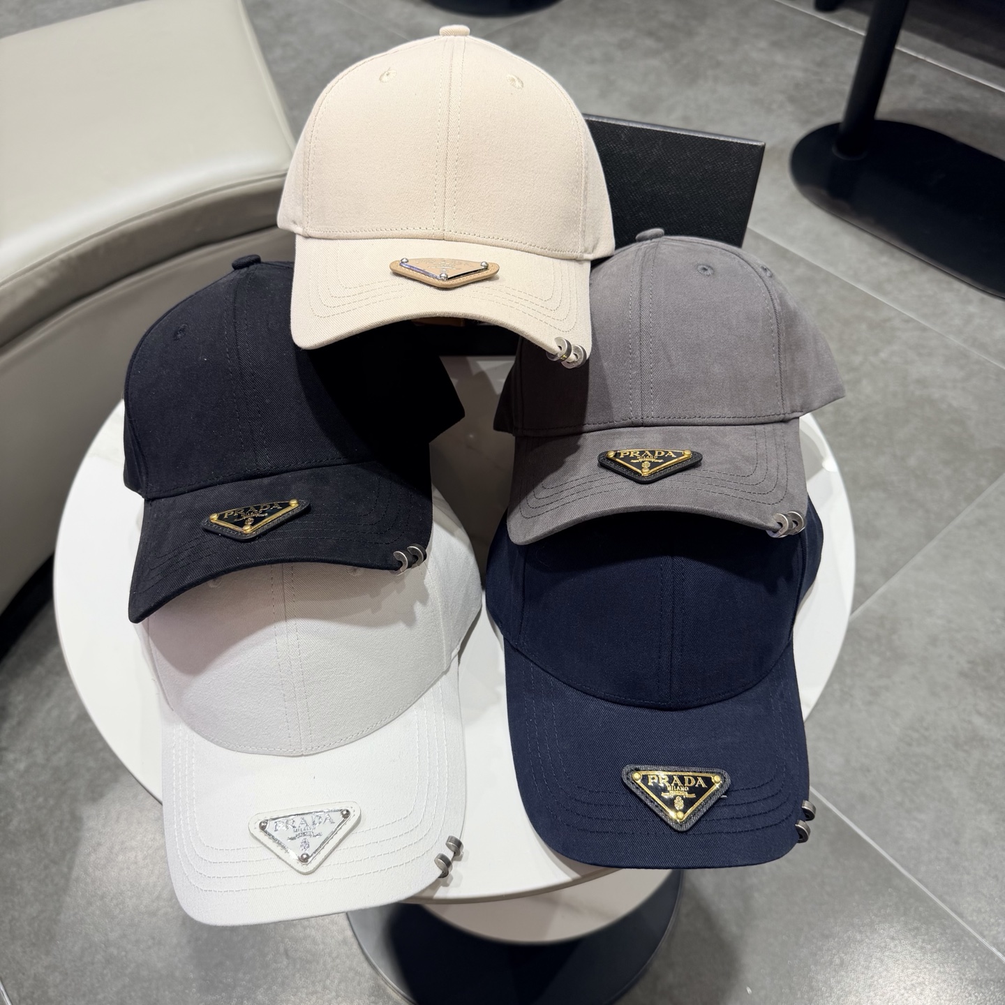 普拉达 经典三角标棒球帽设计感超强，让人耳目一新头型非常好，可以修饰各种头型，实力百搭款