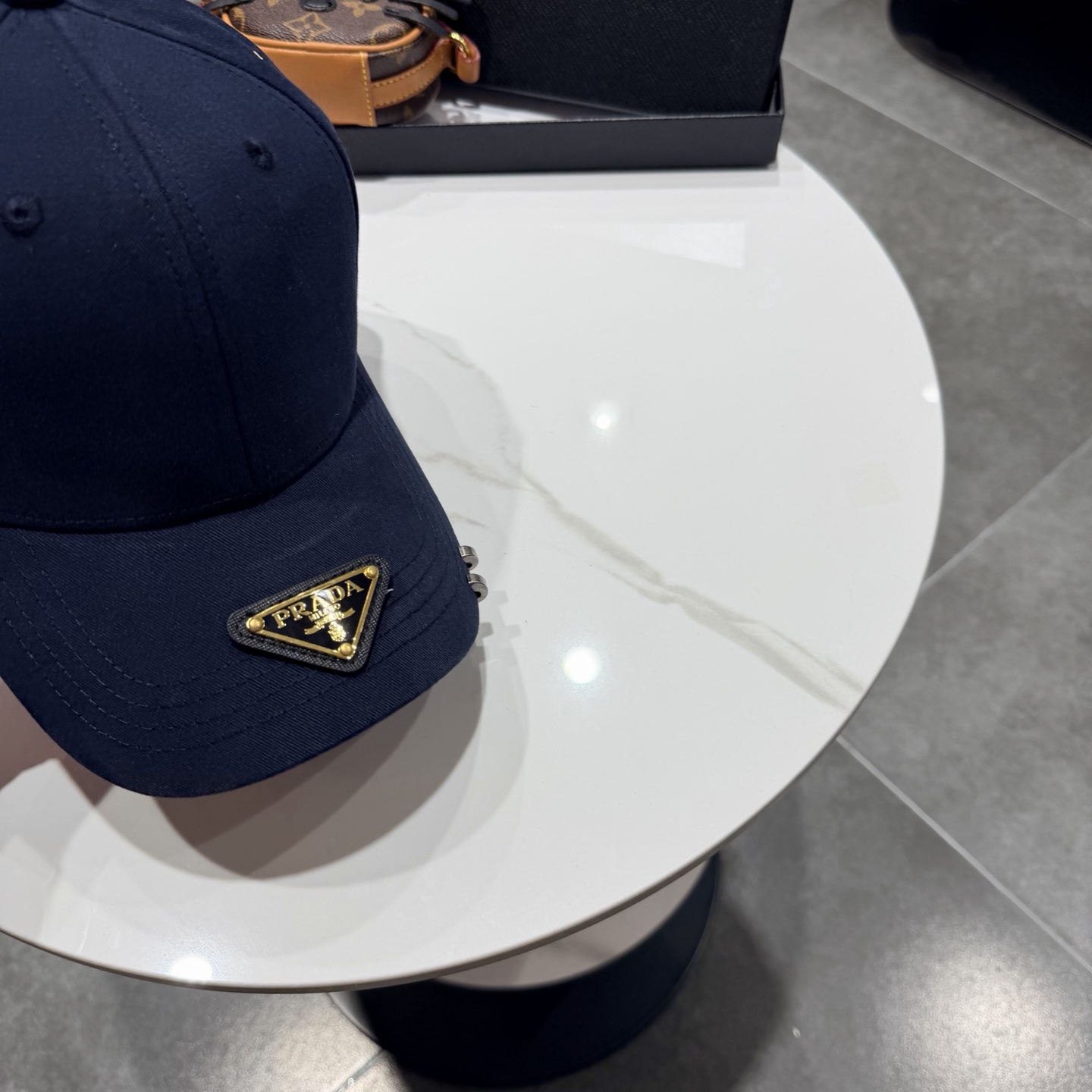 普拉达 经典三角标棒球帽设计感超强，让人耳目一新头型非常好，可以修饰各种头型，实力百搭款