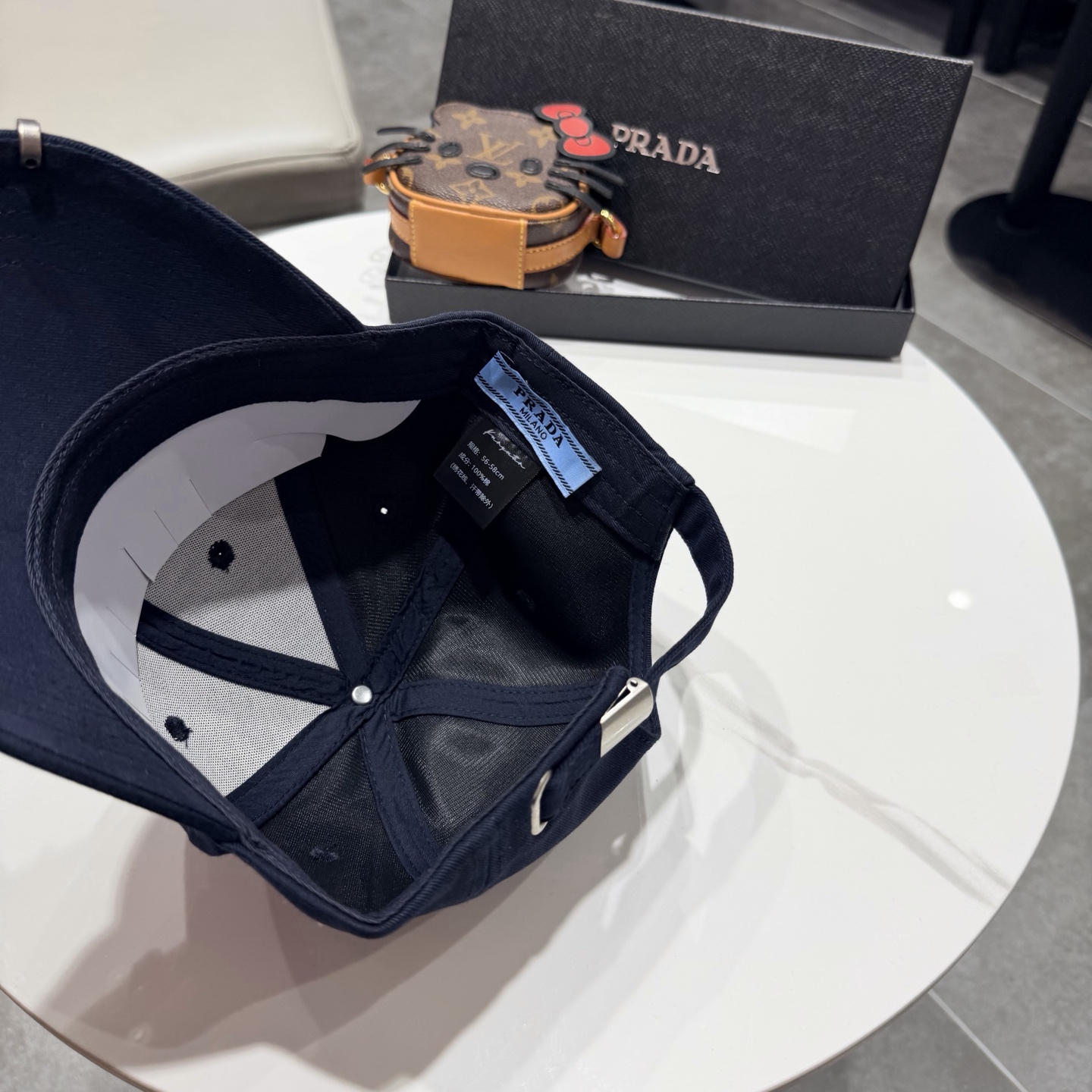 普拉达 经典三角标棒球帽设计感超强，让人耳目一新头型非常好，可以修饰各种头型，实力百搭款