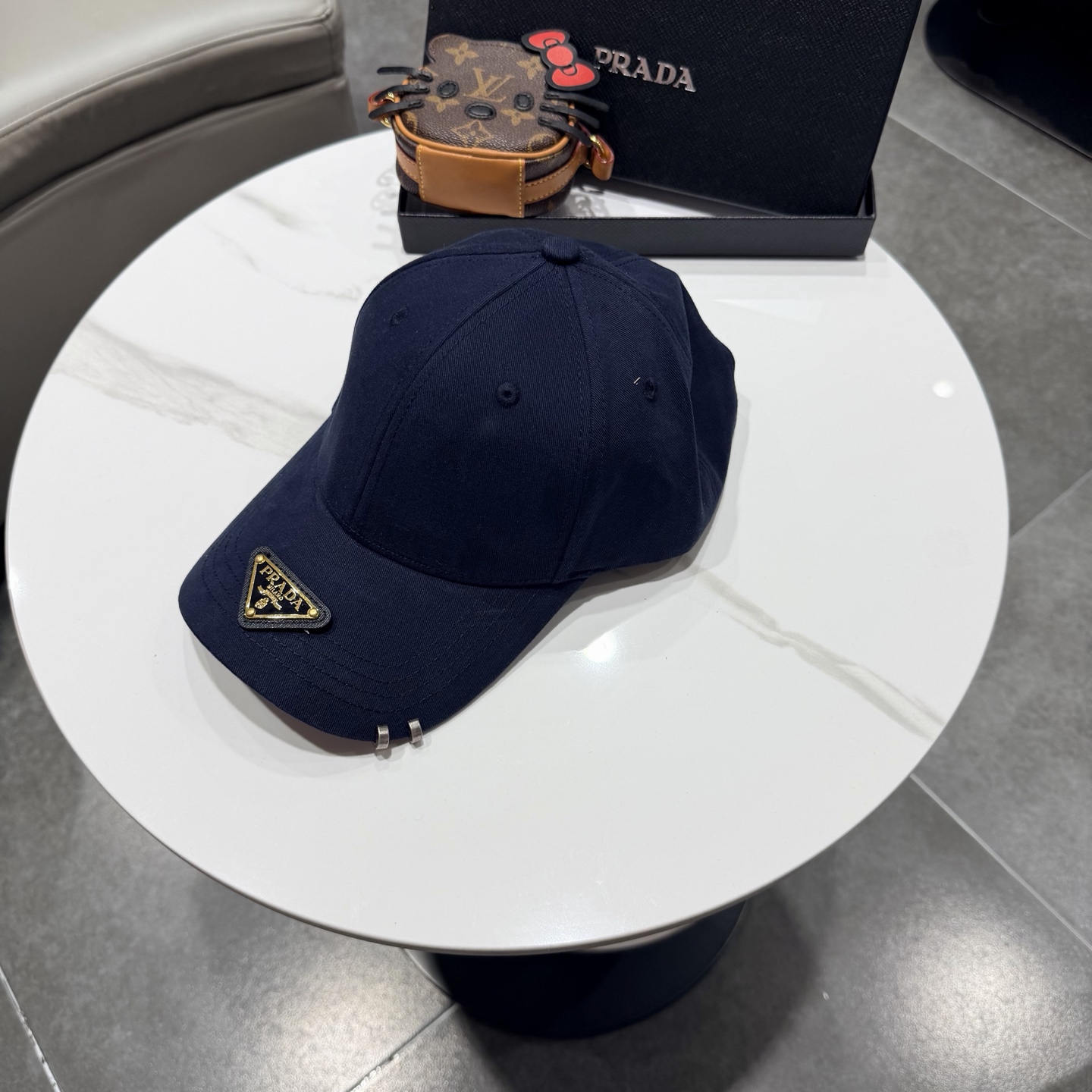 普拉达 经典三角标棒球帽设计感超强，让人耳目一新头型非常好，可以修饰各种头型，实力百搭款