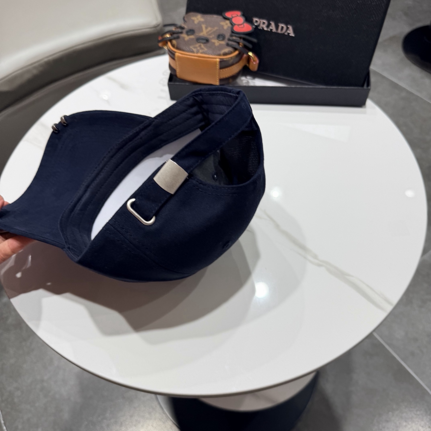 普拉达 经典三角标棒球帽设计感超强，让人耳目一新头型非常好，可以修饰各种头型，实力百搭款