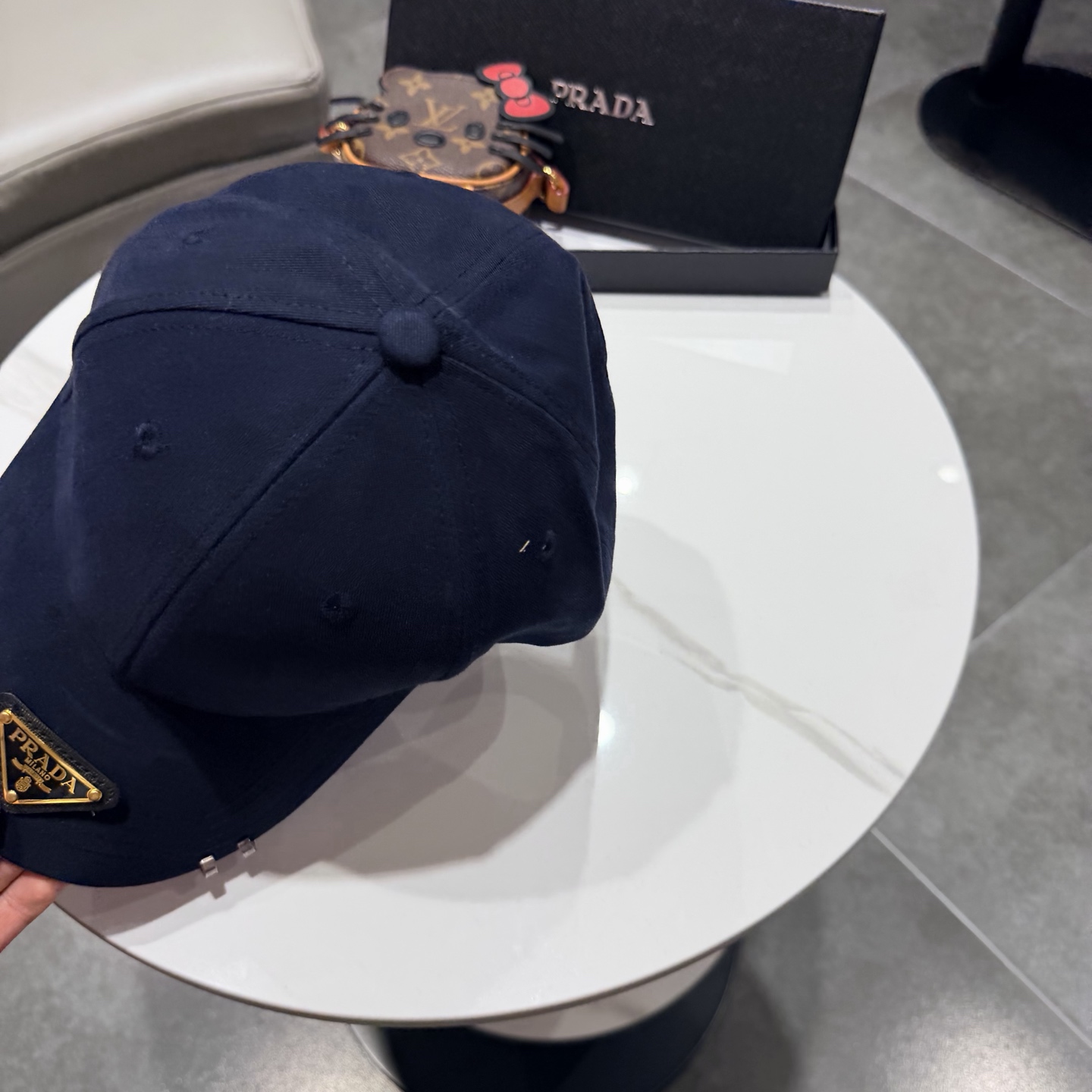 普拉达 经典三角标棒球帽设计感超强，让人耳目一新头型非常好，可以修饰各种头型，实力百搭款